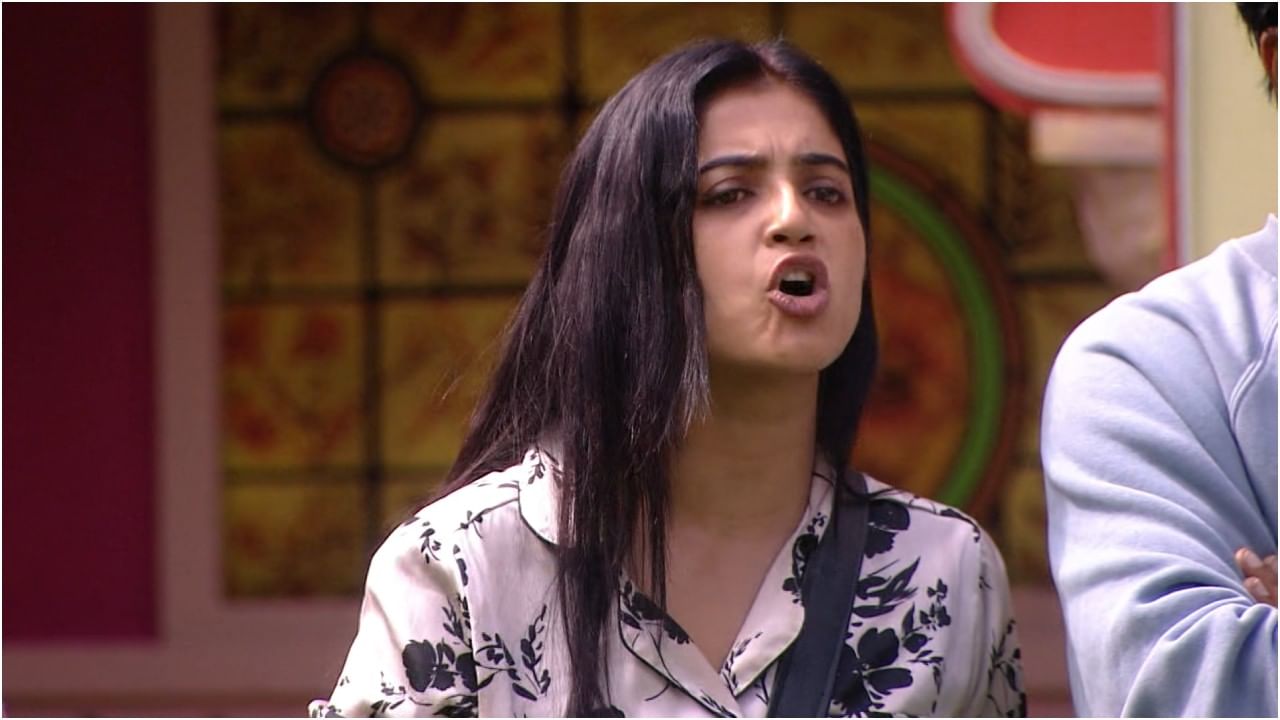 ಸುದೀಪ್ ಬುದ್ಧಿ ಮಾತಿಗೂ ಬದಲಾಗಲಿಲ್ಲ ಜಾನ್ವಿ; ಅದೇ ಹಾಡು, ಅದೇ ರಾಗ ಸುದೀಪ್ ಬುದ್ಧಿ ಮಾತಿಗೂ ಬದಲಾಗಲಿಲ್ಲ ಜಾನ್ವಿ; ಅದೇ ಹಾಡು, ಅದೇ ರಾಗ