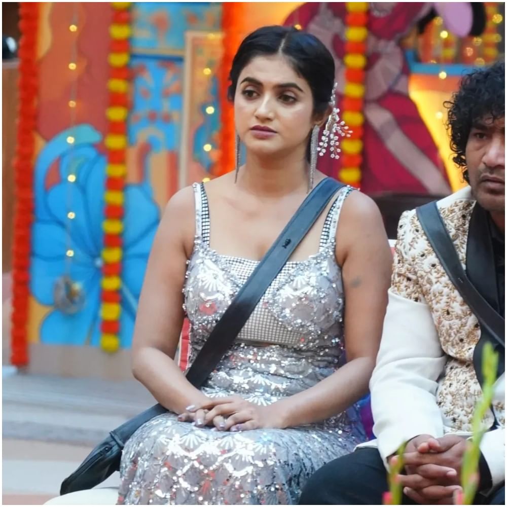 ಇದರಿಂದ ಜಾನ್ವಿ ಸಾಕಷ್ಟು ಕಂಗಾಲಾಗಿದ್ದಾರೆ. ‘ಒಂದೇ ವಾರ ಇದ್ದರೂ ತೊಂದರೆ ಇಲ್ಲ. ಯಾವುದೇ ನೆಗೆಟಿವ್ ವಿಚಾರಕ್ಕೆ ಸುದ್ದಿ ಆಗಬೇಡ ಎಂದು ಮನೆಯಲ್ಲಿ ಹೇಳಿ ಕಳುಹಿಸಿದ್ದಾರೆ’ ಎಂದು ಜಾನ್ವಿ ಹೇಳಿ ಕಣ್ಣೀರು ಹಾಕಿದ್ದಾರೆ. ಮಗ, ತಾಯಿ ಹಾಗೂ ಜಾನ್ವಿ ಸಹೋದರ ಇದೇ ಮಾತನ್ನೇ ಹೇಳಿದ್ದರಂತೆ.