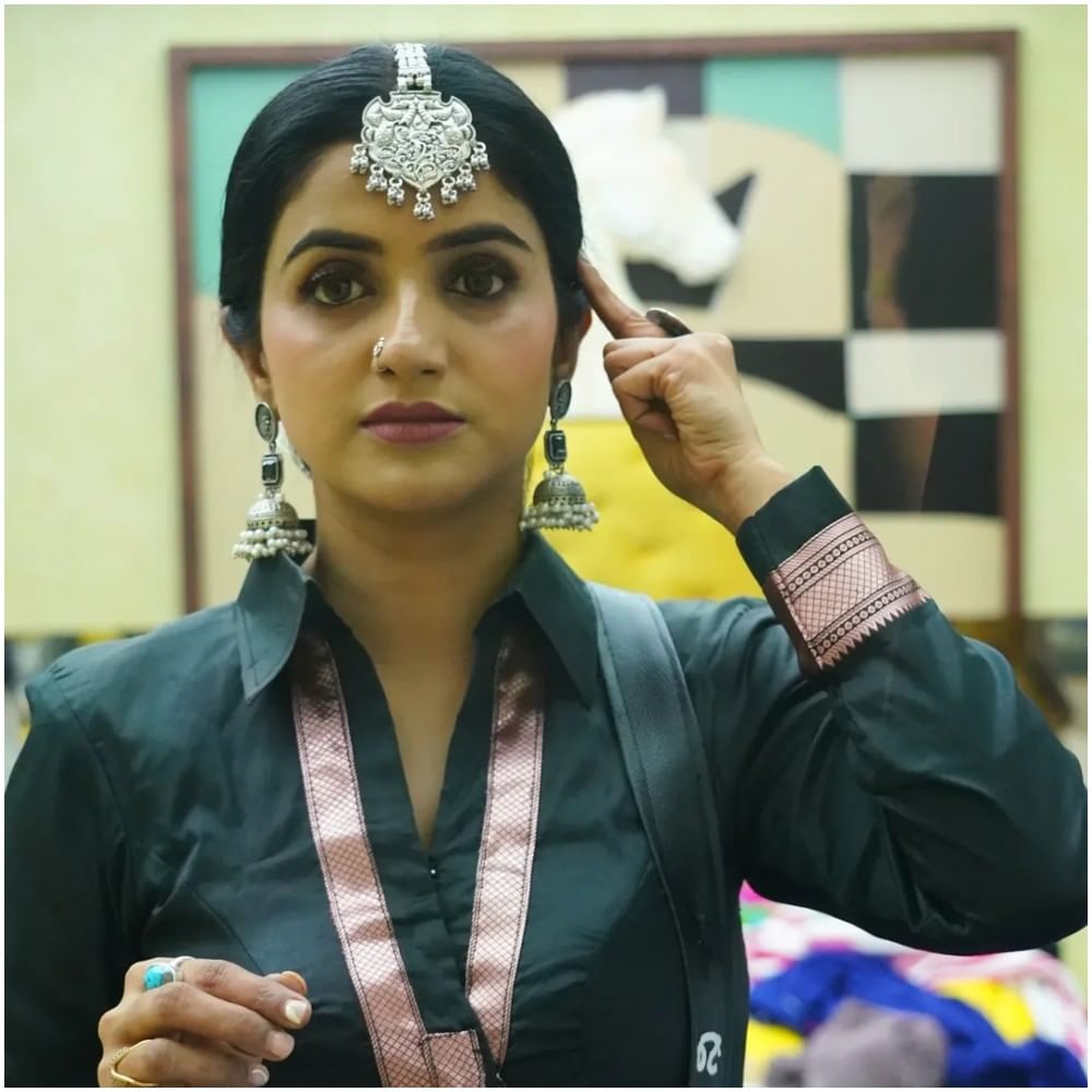 ಈಗ ಜಾನ್ವಿ ಅವರು ‘ಬಿಗ್ ಬಾಸ್ ಕನ್ನಡ ಸೀಸನ್ 12’ರಲ್ಲಿ ಸ್ಪರ್ಧಿ ಆಗಿದ್ದಾರೆ. ಅವರು ತಮ್ಮ ತನವನ್ನು ಸಾಬೀತು ಮಾಡಲು ಪ್ರಯತ್ನಿಸುತ್ತಿದ್ದಾರೆ. ಆದರೆ, ಅಶ್ವಿನಿ ಗೌಡ ಅವರ ಪ್ರಭಾವ ಬಹುವಾಗಿ ಅವರ ಮೇಲೆ ಬೀಳುತ್ತಿದೆ. ಈ ಮಧ್ಯೆ ಅವರಿಗೆ ಮನೆಯವರ ಭಯ ಕಾಡುತ್ತಿದೆ.