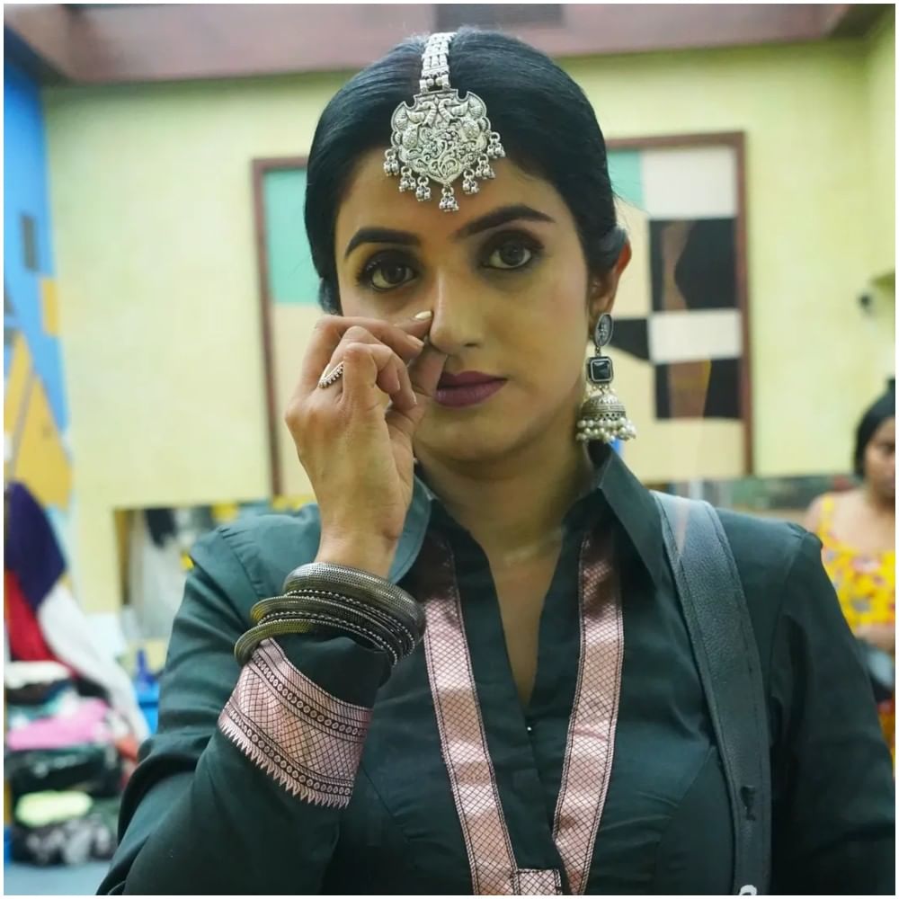 ಬಿಗ್ ಬಾಸ್ ಮೂಲಕ ಆ್ಯಂಕರ್ ಜಾನ್ವಿ ಅವರ ಹೆಸರು ಮತ್ತೆ ಚರ್ಚೆಗೆ ಬಂದಿದೆ. ಮೊದಲು ಟಿವಿಯಲ್ಲಿ ಆ್ಯಂಕರ್ ಆಗಿದ್ದ ಅವರು ವಿಚ್ಛೇದನದ ಕಾರಣಕ್ಕೆ ಸುದ್ದಿ ಆದರು. ಆ ಬಳಿಕ ರಿಯಾಲಿಟಿ ಶೋನಲ್ಲೂ ಕಾಣಿಸಿಕೊಂಡರು.