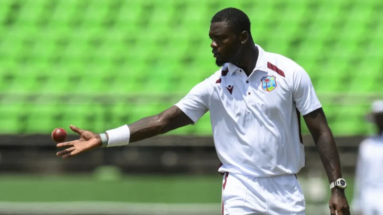 ಭಾರತ ಬ್ಯಾಟಿಂಗ್ ಮಾಡುವ ವೇಳೆ ಜೇಡನ್ ಸೀಲ್ಸ್ ತೋರಿದ ಆಕ್ರಮಣಕಾರಿ ವರ್ತನೆ ನಿಯಮಗಳಿಗೆ ವಿರುದ್ಧವಾಗಿದ್ದು, ಅಂತರರಾಷ್ಟ್ರೀಯ ಕ್ರಿಕೆಟ್ ಮಂಡಳಿ ಕಠಿಣ ದಂಡ ವಿಧಿಸಿದೆ. ಐಸಿಸಿ ನೀತಿ ಸಂಹಿತೆಯನ್ನು ಉಲ್ಲಂಘಿಸಿದ್ದಕ್ಕಾಗಿ ಸೀಲ್ಸ್ಗೆ ಪಂದ್ಯ ಶುಲ್ಕದ 25% ದಂಡ ವಿಧಿಸಿದ್ದು, ಡಿಮೆರಿಟ್ ಪಾಯಿಂಟ್ ಅನ್ನು ನೀಡಿದೆ.