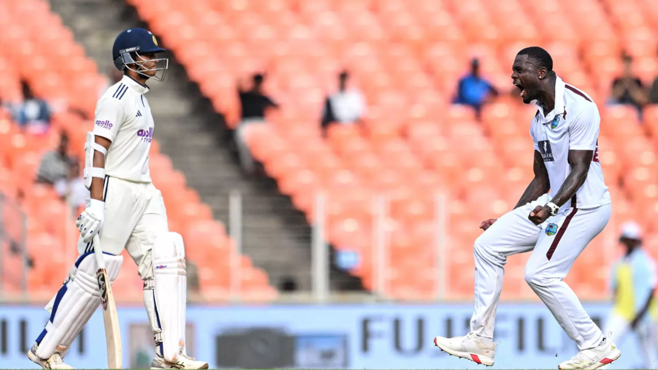 ದೆಹಲಿ ಟೆಸ್ಟ್ ಪಂದ್ಯದ ಮೊದಲ ದಿನದಂದು ವೆಸ್ಟ್ ಇಂಡೀಸ್ ತಂಡದ ಪರ ಜೇಡನ್ ಸೀಲ್ಸ್ 29 ನೇ ಓವರ್ ಎಸೆದರು. ಜೇಡನ್ ಸೀಲ್ಸ್ ಅವರ ಎಸೆತವನ್ನು ಎದುರಿಸಲು ಯಶಸ್ವಿ ಜೈಸ್ವಾಲ್ ಕ್ರೀಸ್ನಲ್ಲಿದ್ದರು. ಸೀಲ್ಸ್ ತಮ್ಮ ಫಾಲೋ-ಥ್ರೂನಲ್ಲಿ ಚೆಂಡನ್ನು ತೆಗೆದುಕೊಂಡು ನೇರವಾಗಿ ಜೈಸ್ವಾಲ್ಗೆ ಹೊಡೆದರು. ಯಶಸ್ವಿಯನ್ನು ರನ್ ಔಟ್ ಮಾಡಲು ಉದ್ದೇಶಿಸಿರುವುದಾಗಿ ಸೀಲ್ಸ್ ಹೇಳಿಕೊಂಡರು, ಆದರೆ ಅಂಪೈರ್ ಮತ್ತು ಮ್ಯಾಚ್ ರೆಫರಿ ರನ್ ಔಟ್ ಸಮರ್ಥನೀಯವಲ್ಲ ಎಂದು ನಿರ್ಧರಿಸಿ ಪೆನಾಲ್ಟಿ ನೀಡಿದರು.