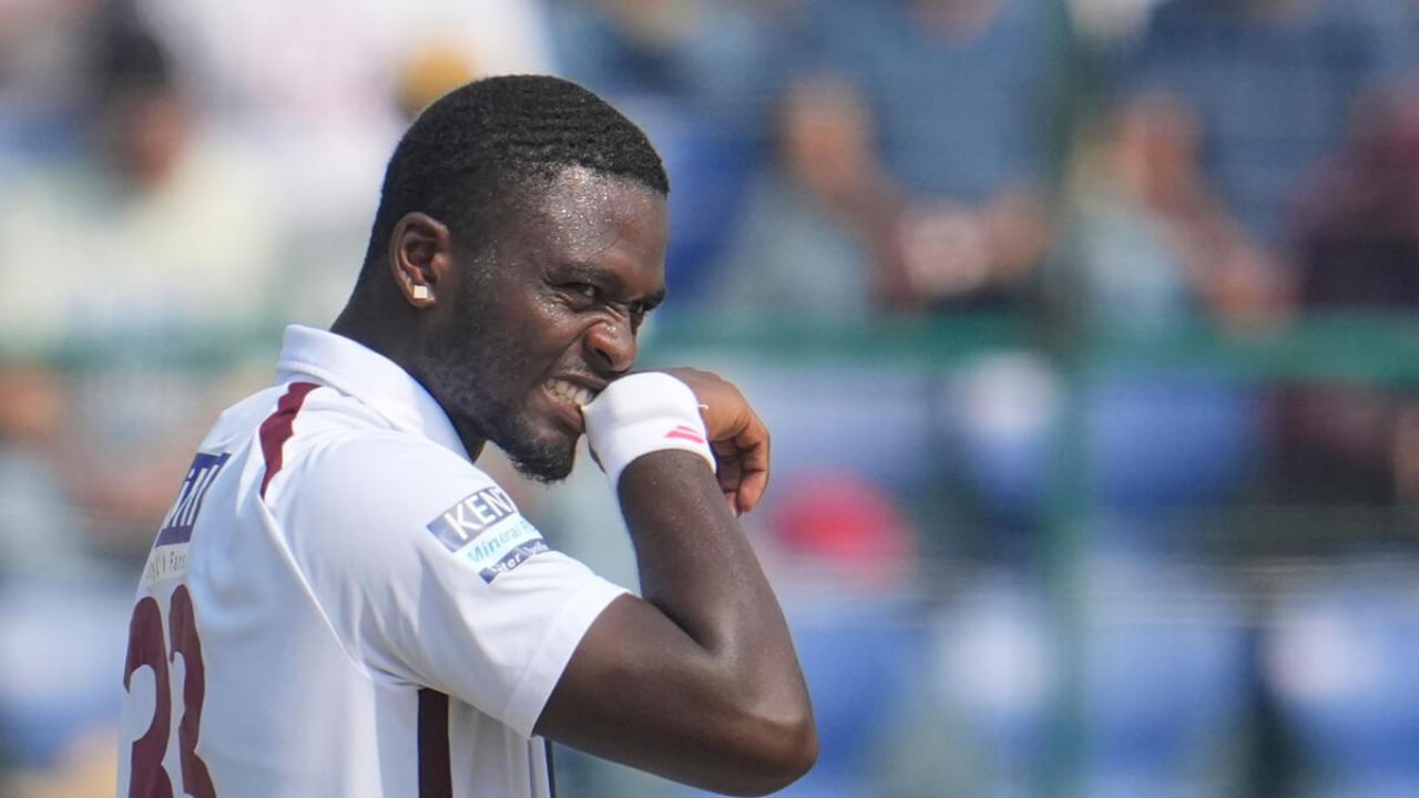 ಇದೀಗ ತಂಡದ ಕಳಪೆ ಪ್ರದರ್ಶನದ ನಡುವೆ ವೆಸ್ಟ್ ಇಂಡೀಸ್ನ ವೇಗದ ಬೌಲರ್ ಜೇಡನ್ ಸೀಲ್ಸ್ಗೆ ಐಸಿಸಿಯಿಂದ ಎರಡೆರಡು ಶಿಕ್ಷೆ ವಿಧಿಸಲಾಗಿದೆ. ಮೊದಲ ಇನ್ನಿಂಗ್ಸ್ನಲ್ಲಿ ಯಾವುದೇ ವಿಕೆಟ್ ಪಡೆಯದಿದ್ದರೂ, ಮೈದಾನದಲ್ಲಿ ಅವರು ತೋರಿದ ದುರ್ವರ್ತನೆಗೆ ಐಸಿಸಿ ದಂಡ ವಿಧಿಸಿ ಆದೇಶ ಹೊರಡಿಸಿದೆ.