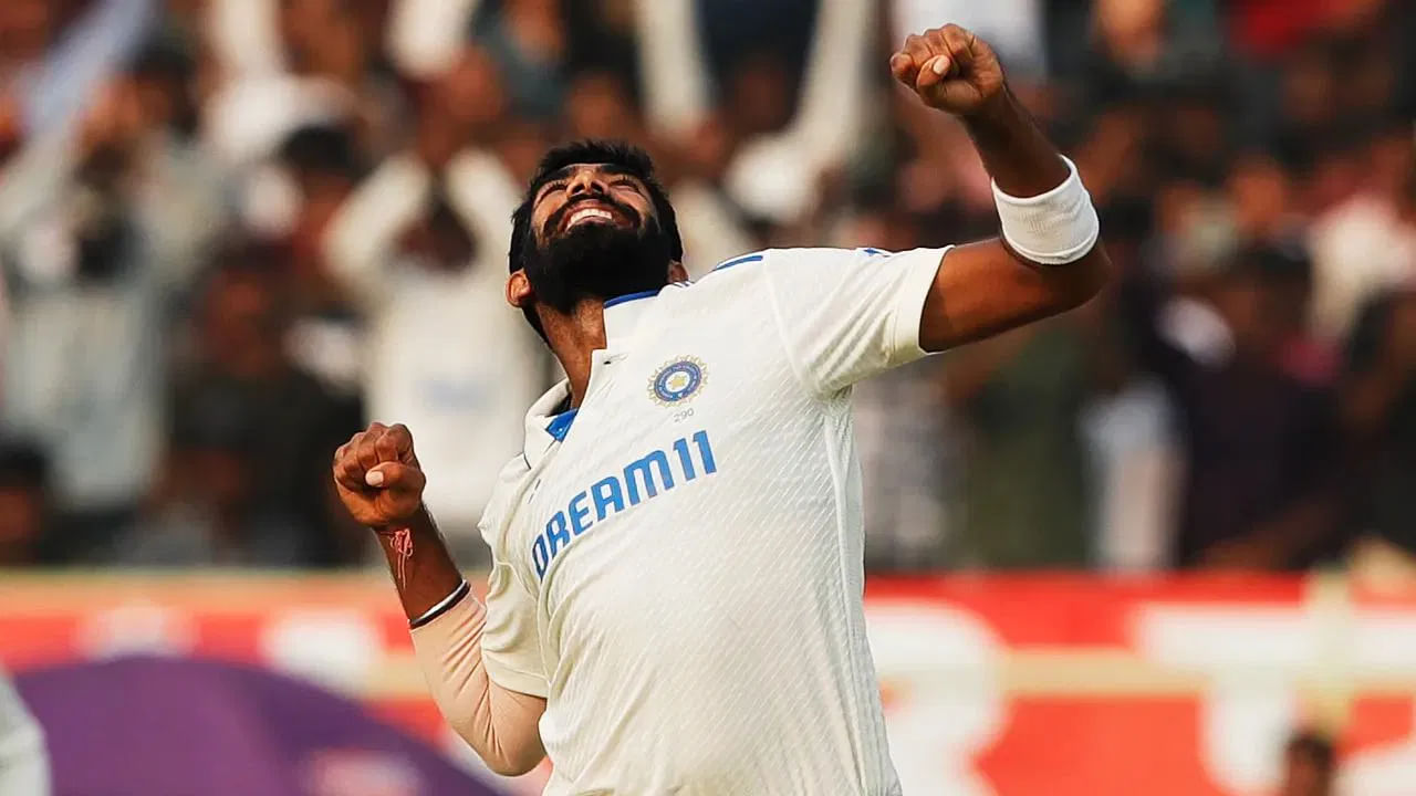 ಇದೀಗ 31 ವರ್ಷದ ಜಸ್​ಪ್ರೀತ್ ಬುಮ್ರಾ ಈ ಪಟ್ಟಿಗೆ 7ನೇ ಆಟಗಾರನಾಗಿ ಎಂಟ್ರಿ ಕೊಟ್ಟಿದ್ದಾರೆ. ಈ ಮೂಲಕ ಮೂರು ಸ್ವರೂಪಗಳಲ್ಲೂ ಕನಿಷ್ಠ 50 ಮ್ಯಾಚ್​ಗಳನ್ನಾಡಿದ ಟೀಮ್ ಇಂಡಿಯಾದ ಮೊದಲ ವೇಗ ಬೌಲರ್ ಎಂಬ ಹೆಗ್ಗಳಿಕೆಗೆ ಪಾತ್ರರಾಗಿದ್ದಾರೆ.