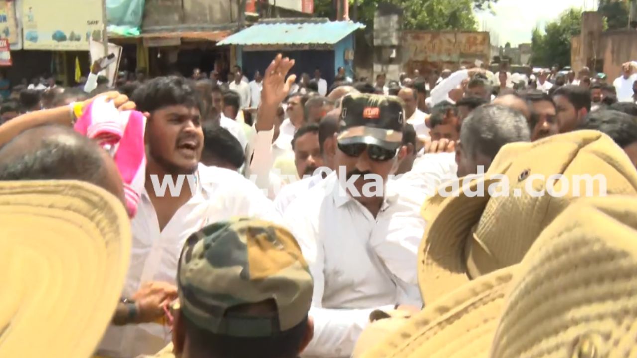 ಕೇಂದ್ರ ಸಚಿವ ಕುಮಾರಸ್ವಾಮಿಗೆ ಅವಮಾನ ಆರೋಪ: ಹಾಸನಾಂಬೆ ದೇಗುಲದ ಬಳಿ JDS ಪ್ರತಿಭಟನೆ