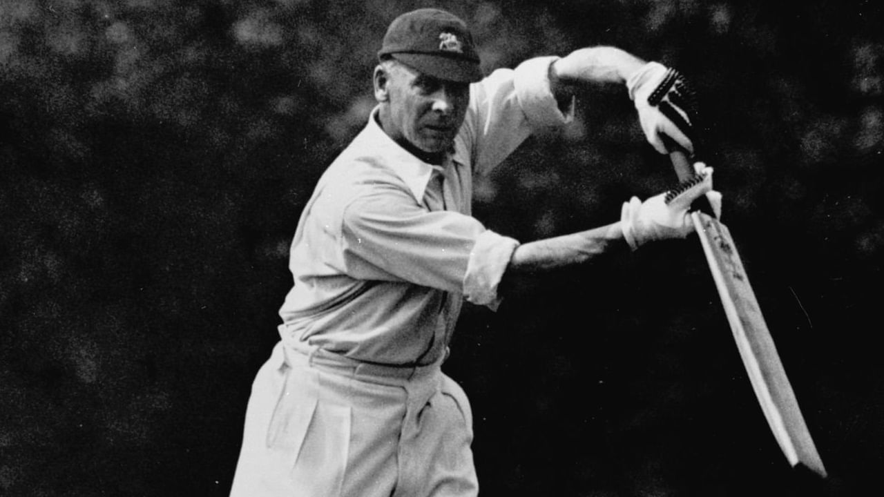 ಸದ್ಯ ಈ ದಾಖಲೆಯನ್ನು ವಿರಾಟ್ ಕೊಹ್ಲಿ ಇಂಗ್ಲೆಂಡ್​​ನ ಜ್ಯಾಕ್ ಹಾಬ್ಸ್ ಅವರೊಂದಿಗೆ ಹಂಚಿಕೊಂಡಿದ್ದಾರೆ. ಇಂಗ್ಲೆಂಡ್ ತಂಡದ ಮಾಜಿ ಆಟಗಾರ ಜ್ಯಾಕ್ ಹಾಬ್ಸ್ ಮೆಲ್ಬೋರ್ನ್​ ಕ್ರಿಕೆಟ್ ಗ್ರೌಂಡ್​ನಲ್ಲಿ 5 ಟೆಸ್ಟ್ ಸೆಂಚುರಿ ಸಿಡಿಸಿದ್ದಾರೆ. ಈ ಮೂಲಕ ಆಸ್ಟ್ರೇಲಿಯಾದ ಒಂದೇ ಮೈದಾನದಲ್ಲಿ ಅತೀ ಹೆಚ್ಚು ಶತಕ ಬಾರಿಸಿದ ವಿದೇಶಿ ಬ್ಯಾಟರ್ ಎಂಬ ದಾಖಲೆ ನಿರ್ಮಿಸಿದ್ದಾರೆ. 