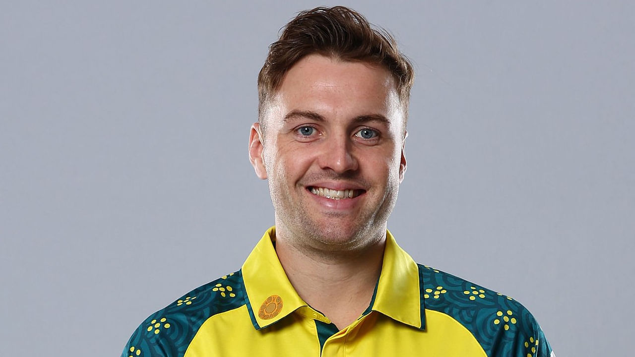 ಜೋಶ್ ಇಂಗ್ಲಿಸ್: ಆಸ್ಟ್ರೇಲಿಯಾ ತಂಡದ ವಿಕೆಟ್ ಕೀಪರ್ ಬ್ಯಾಟರ್ ಜೋಶ್ ಇಂಗ್ಲಿಸ್ ಕಾಲಿನ ಸ್ನಾಯು ಸೆಳೆತದಿಂದ ಬಳಲುತ್ತಿದ್ದಾರೆ. ಇದೇ ಕಾರಣದಿಂದಾಗಿ ಮೊದಲ ಏಕದಿನ ಪಂದ್ಯಕ್ಕೆ ಅಲಭ್ಯರಾಗಿದ್ದಾರೆ. ಇನ್ನು 2ನೇ ಪಂದ್ಯಕ್ಕೂ ಮುನ್ನ ಸಂಪೂರ್ಣ ಫಿಟ್ ಆದರೆ ಮಾತ್ರ ಮುಂದಿನ ಮ್ಯಾಚ್ಗಳಲ್ಲಿ ಕಾಣಿಸಿಕೊಳ್ಳಲಿದ್ದಾರೆ.