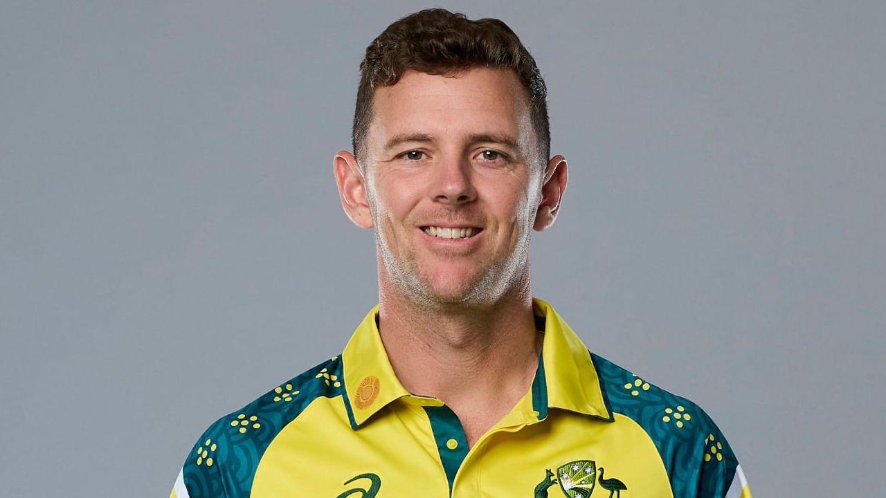 ಜೋಶ್ ಹೇಝಲ್​​ವುಡ್: ಆಸ್ಟ್ರೇಲಿಯಾ ತಂಡದ ಪ್ರಮುಖ ವೇಗಿ ಜೋಶ್ ಹೇಝಲ್​​​ವುಡ್ ವಿಶ್ರಾಂತಿಯ ಕಾರಣ ಮೂರು ಪಂದ್ಯಗಳಿಗೆ ಅಲಭ್ಯರಾಗಲಿದ್ದಾರೆ. ಅಂದರೆ ಮೊದಲೆರಡು ಮ್ಯಾಚ್​​ಗಳಲ್ಲಿ ಕಾಣಿಸಿಕೊಳ್ಳಲಿರುವ ಹೇಝಲ್​ವುಡ್ ಕೊನೆಯ ಮೂರು ಪಂದ್ಯಗಳಿಂದ ಹೊರಗುಳಿಯಲಿದ್ದಾರೆ.