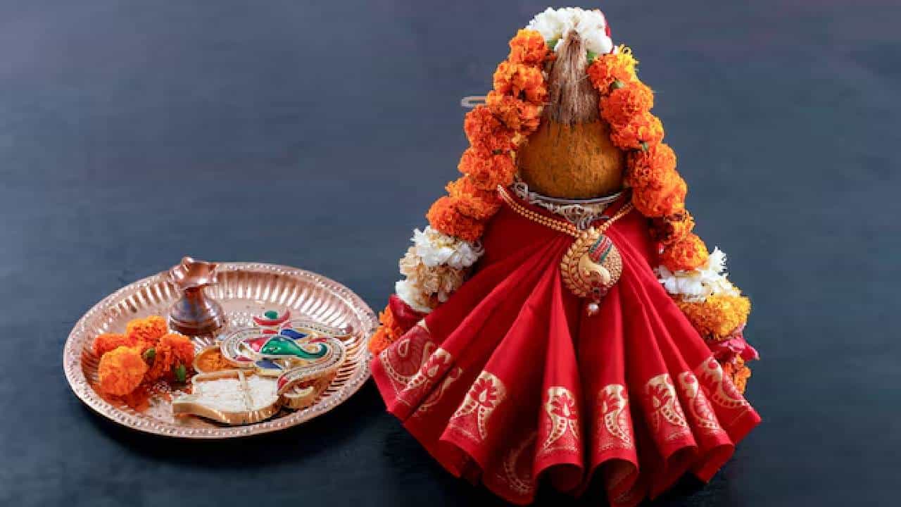 Daily Devotional: ಪೂಜೆ ಮುಗಿದ ಬಳಿಕ ಕಲಶದ ಮೇಲಿಟ್ಟ ತೆಂಗಿನಕಾಯಿಯನ್ನು ಏನು ಮಾಡಬೇಕು? Daily Devotional: ಪೂಜೆ ಮುಗಿದ ಬಳಿಕ ಕಲಶದ ಮೇಲಿಟ್ಟ ತೆಂಗಿನಕಾಯಿಯನ್ನು ಏನು ಮಾಡಬೇಕು?