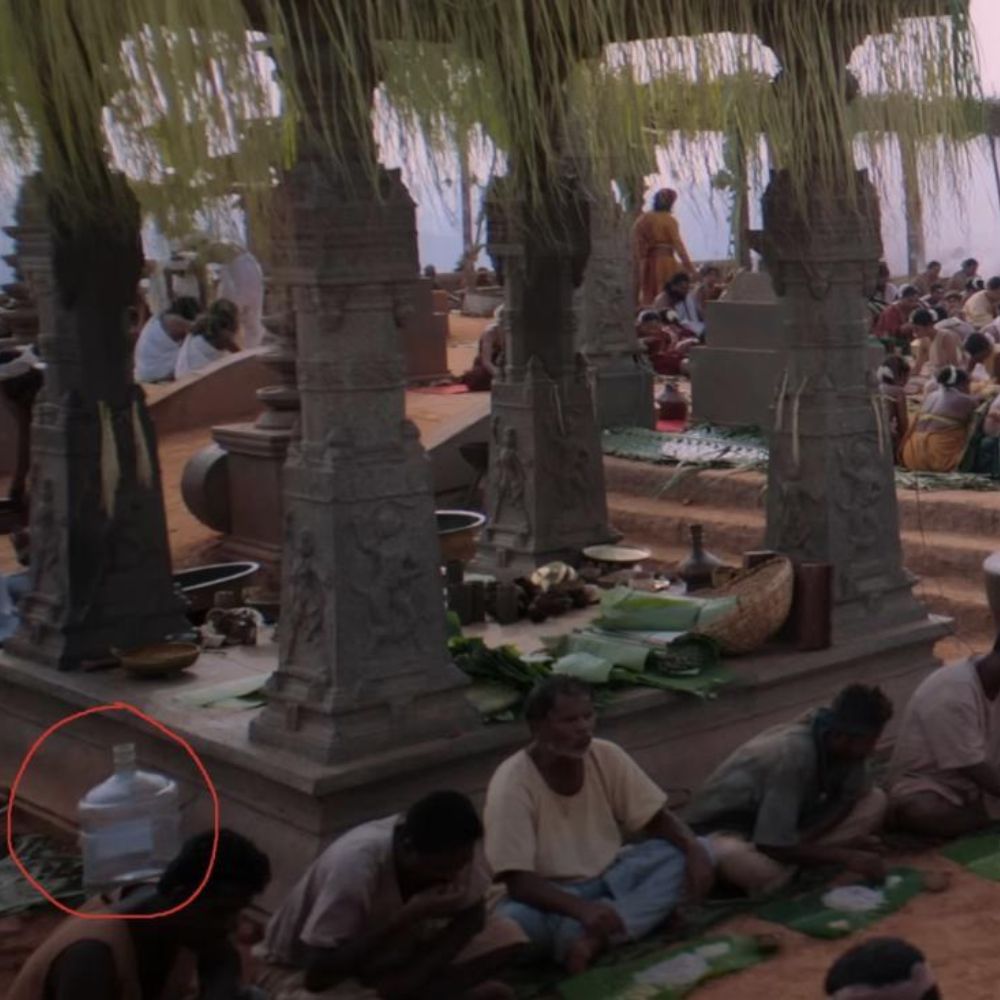 ಕಾಂತಾರ: ಚಾಪ್ಟರ್ 1’ ಸಿನಿಮಾದ ದೃಶ್ಯವೊಂದರಲ್ಲಿ ನೀರಿನ ಬಾಟಲಿ ಕಾಣಿಸಿಕೊಂಡಿದೆ. ‘ಬ್ರಹ್ಮಕಳಶ’ ಹಾಡಿನಲ್ಲಿ ಎಲ್ಲರೂ ಊಟ ಮಾಡುತ್ತಿರುವ ದೃಶ್ಯದಲ್ಲಿ ಬಿಸ್ಲೆರಿ ನೀರಿನ ಬಾಟಲಿ ಕಾಣಿಸಿಕೊಂಡಿದೆ. ಇಷ್ಟು ಶ್ರಮ ಹಾಕಿ ಮಾಡಿದ ಸಿನಿಮಾನಲ್ಲಿ ಈ ರೀತಿಯ ಸಿಲ್ಲಿ ತಪ್ಪು ಕಣ್ಣಿಗೆ ಕಾಣಲಿಲ್ಲವೇ ಎಂಬ ಪ್ರಶ್ನೆ ಉದ್ಭವಿಸಿದೆ. ಅಂದಹಾಗೆ ಈ ರೀತಿಯ ತಪ್ಪುಗಳು ಸಿನಿಮಾಕ್ಕೆ ಹೊಸದೇನಲ್ಲ. ಸಾವಿರಾರು ಕೋಟಿ ಬಜೆಟ್ ಹಾಕಿ, ಸಾವಿರಾರು ಜನರ ತಂಡವುಳ್ಳ ಸಿನಿಮಾಗಳಲ್ಲಿಯೂ ಇಂಥಹಾ ತಪ್ಪುಗಳು ಹಲವು ಆಗಿವೆ. ಇಲ್ಲಿದೆ ಅಂಥಹಾ ಕೆಲ ಸಿನಿಮಾ ಹಾಗೂ ವೆಬ್ ಸರಣಿಗಳ ಪಟ್ಟಿ...