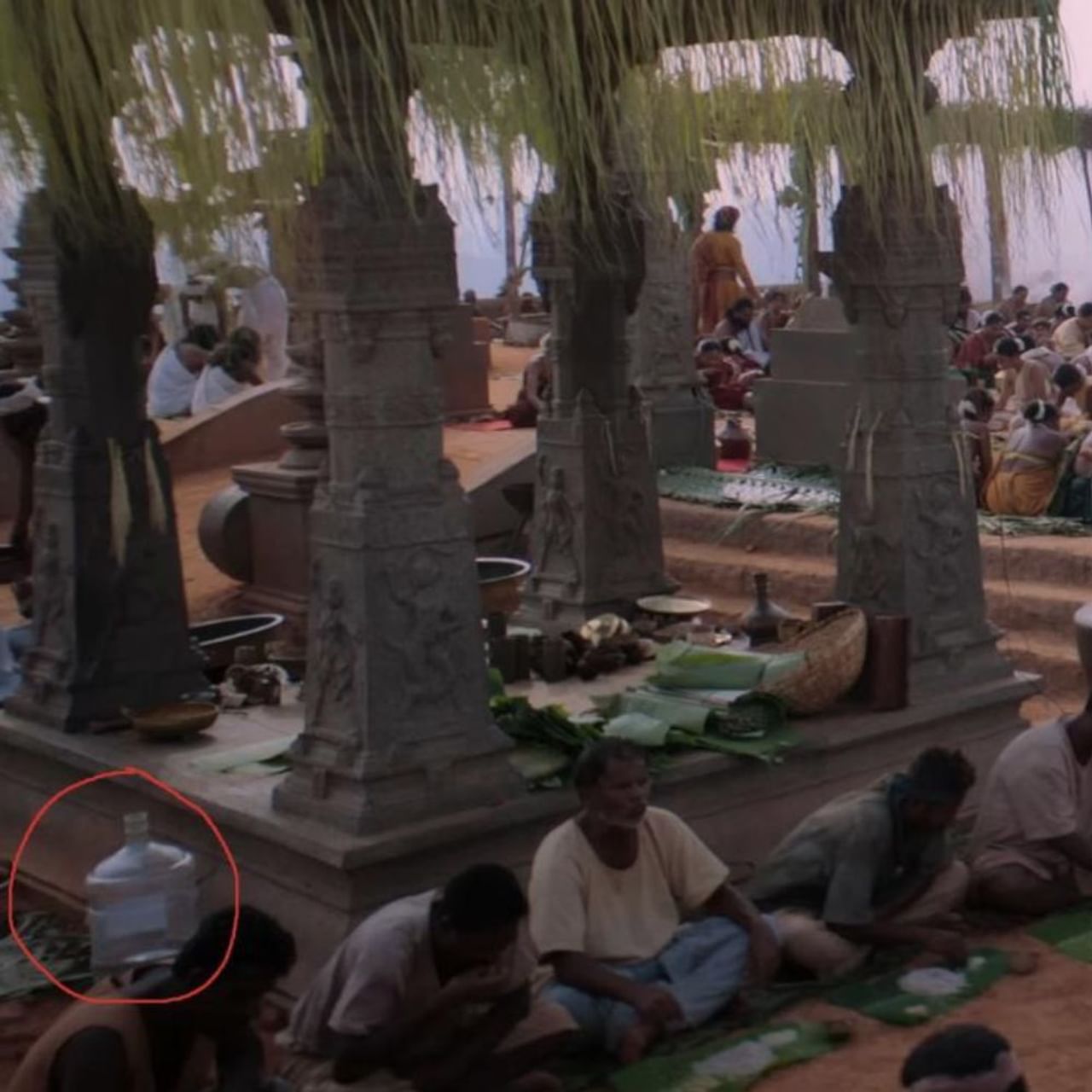 ಕಾಂತಾರ: ಚಾಪ್ಟರ್ 1’ ಸಿನಿಮಾದ ದೃಶ್ಯವೊಂದರಲ್ಲಿ ನೀರಿನ ಬಾಟಲಿ ಕಾಣಿಸಿಕೊಂಡಿದೆ. ‘ಬ್ರಹ್ಮಕಳಶ’ ಹಾಡಿನಲ್ಲಿ ಎಲ್ಲರೂ ಊಟ ಮಾಡುತ್ತಿರುವ ದೃಶ್ಯದಲ್ಲಿ ಬಿಸ್ಲೆರಿ ನೀರಿನ ಬಾಟಲಿ ಕಾಣಿಸಿಕೊಂಡಿದೆ. ಇಷ್ಟು ಶ್ರಮ ಹಾಕಿ ಮಾಡಿದ ಸಿನಿಮಾನಲ್ಲಿ ಈ ರೀತಿಯ ಸಿಲ್ಲಿ ತಪ್ಪು ಕಣ್ಣಿಗೆ ಕಾಣಲಿಲ್ಲವೇ ಎಂಬ ಪ್ರಶ್ನೆ ಉದ್ಭವಿಸಿದೆ. ಅಂದಹಾಗೆ ಈ ರೀತಿಯ ತಪ್ಪುಗಳು ಸಿನಿಮಾಕ್ಕೆ ಹೊಸದೇನಲ್ಲ. ಸಾವಿರಾರು ಕೋಟಿ ಬಜೆಟ್ ಹಾಕಿ, ಸಾವಿರಾರು ಜನರ ತಂಡವುಳ್ಳ ಸಿನಿಮಾಗಳಲ್ಲಿಯೂ ಇಂಥಹಾ ತಪ್ಪುಗಳು ಹಲವು ಆಗಿವೆ. ಇಲ್ಲಿದೆ ಅಂಥಹಾ ಕೆಲ ಸಿನಿಮಾ ಹಾಗೂ ವೆಬ್ ಸರಣಿಗಳ ಪಟ್ಟಿ...