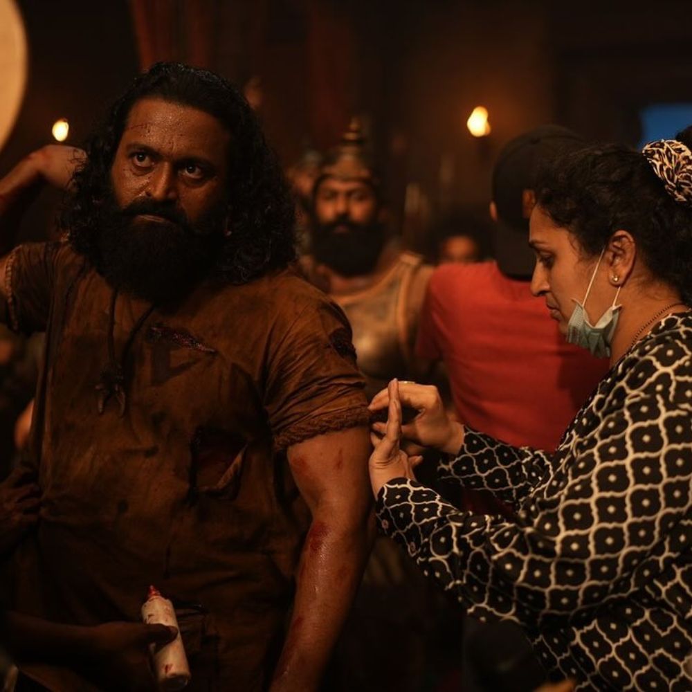 ರಿಷಬ್ ಶೆಟ್ಟಿ ಸತತ ಮೂರು ವರ್ಷಗಳ ಕಾಲ ‘ಕಾಂತಾರ: ಚಾಪ್ಟರ್ 1’ ಸಿನಿಮಾಕ್ಕಾಗಿ ತಮ್ಮ ತಂಡದೊಂದಿಗೆ ಅವಿರತವಾಗಿ ದುಡಿದಿದ್ದಾರೆ. ಈ ಬಗ್ಗೆ ಅವರೇ ಕೆಲವೆಡೆ ಹೇಳಿಕೊಂಡಿದ್ದಾರೆ.