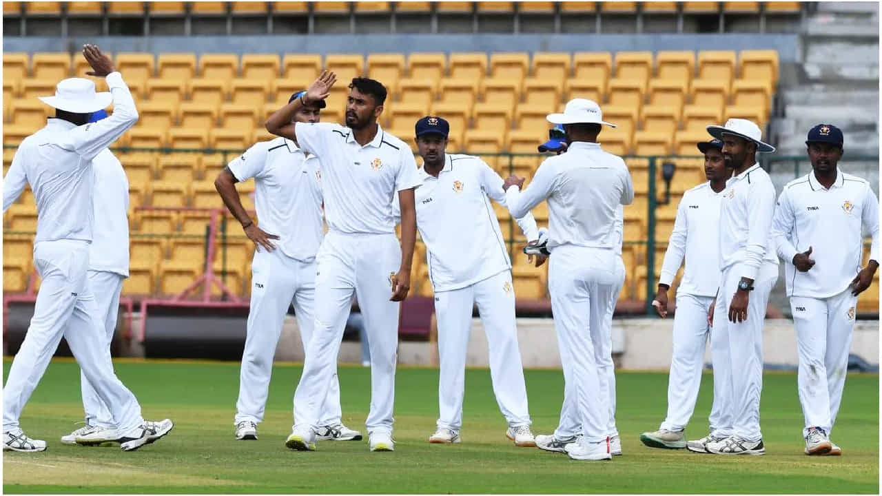 ಕರ್ನಾಟಕ ತಂಡಕ್ಕೆ 4 ರನ್ಗಳ ಹಿನ್ನಡೆ ಕರ್ನಾಟಕ ತಂಡಕ್ಕೆ 4 ರನ್ಗಳ ಹಿನ್ನಡೆ