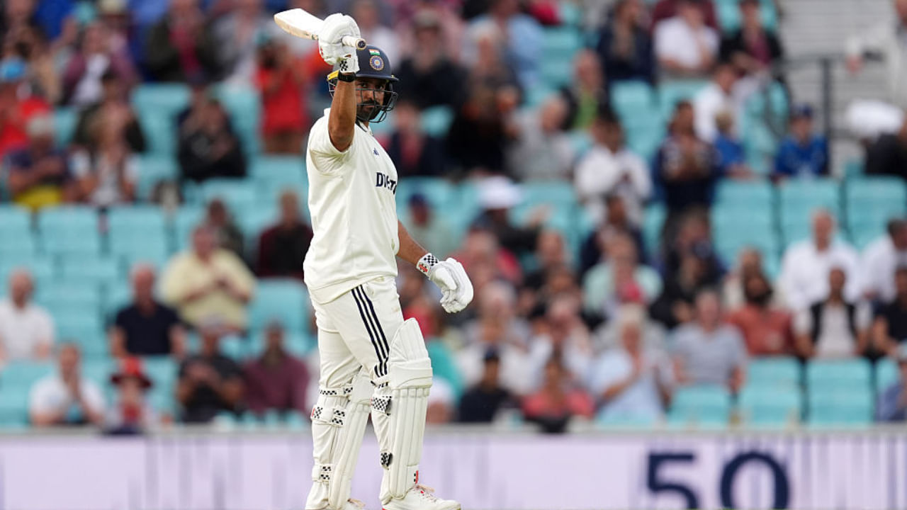 ವಾಸ್ತವವಾಗಿ ಕೆಲವು ತಿಂಗಳ ಹಿಂದೆ ಕರುಣ್ ನಾಯರ್ ಅವರಿಗೆ ಭಾರತ ಟೆಸ್ಟ್ ತಂಡದಲ್ಲಿ ಆಡುವ ಅವಕಾಶ ಸಿಕ್ಕಿತ್ತು. ಆದರೆ ಆ ಸರಣಿಯಲ್ಲಿ ಕರುಣ್ ನಿರೀಕ್ಷಿತ ಪ್ರದರ್ಶನ ನೀಡಲಾಗಲಿಲ್ಲ. ಹೀಗಾಗಿ ಕೇವಲ ಒಂದು ಸರಣಿಯ ನಂತರ ಅವರನ್ನು ತಂಡದಿಂದ ಕೈಬಿಡಲಾಯಿತು. ಆದಾಗ್ಯೂ ಛಲ ಬಿಡದ ಕರುಣ್ ಶತಕದೊಂದಿಗೆ ಎಲ್ಲರ ಗಮನ ಸೆಳೆದಿದ್ದಾರೆ.