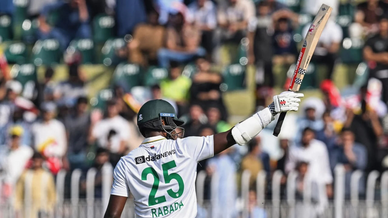 ಇದೀಗ ಪಾಕ್ ಬೌಲರ್ಗಳನ್ನು ಚೆಂಡಾಡಿ ಕೇವಲ 38 ಎಸೆತಗಳಲ್ಲಿ ಅರ್ಧಶತಕ ಪೂರೈಸಿ ಕಗಿಸೊ ರಬಾಡ ಈ ವಿಶ್ವ ದಾಖಲೆ ಪಟ್ಟಿಯಲ್ಲಿ ದ್ವಿತೀಯ ಸ್ಥಾನ ಅಲಂಕರಿಸಿದ್ದಾರೆ. ಅಷ್ಟೇ ಅಲ್ಲದೇ 11ನೇ ಕ್ರಮಾಂಕದಲ್ಲಿ ಕಣಕ್ಕಿಳಿದು ಏಷ್ಯಾ ಪಿಚ್ ನಲ್ಲಿ ಅತೀ ವೇಗದ ಹಾಫ್ ಸೆಂಚುರಿ ಸಿಡಿಸಿದ ಹೆಗ್ಗಳಿಕೆಯನ್ನು ರಬಾಡ ತಮ್ಮದಾಗಿಸಿಕೊಂಡಿದ್ದಾರೆ.