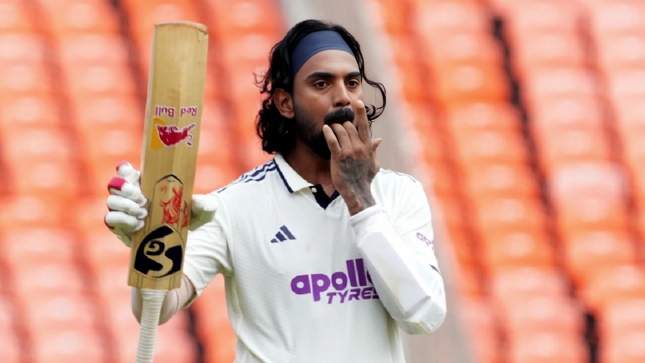 ಇದೀಗ ಬರೋಬ್ಬರಿ 3211 ದಿನಗಳ ಕಾಯುವಿಕೆ ಅಂತ್ಯಗೊಳಿಸಿ ಕೆಎಲ್ ರಾಹುಲ್ ವಿಶೇಷ ದಾಖಲೆ ಬರೆದಿದ್ದಾರೆ. ಅಂದರೆ ಟೆಸ್ಟ್ ಇತಿಹಾಸದಲ್ಲಿ ಬ್ಯಾಟ್ಸ್​ಮನ್​ವೊಬ್ಬರು ತವರಿನಲ್ಲಿ ಎರಡು ಶತಕಗಳನ್ನು ಬಾರಿಸಲು ತೆಗೆದುಕೊಂಡ ದೀರ್ಘಾವಧಿ ಸಮಯ ಇದಾಗಿದೆ.