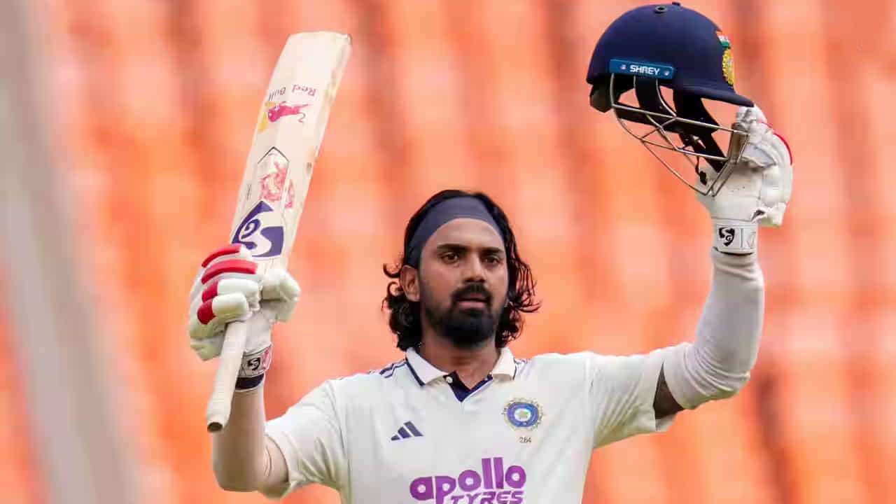 ಬರೋಬ್ಬರಿ 3211 ದಿನಗಳ ದಿನಗಳ ಬಳಿಕ ಕೆಎಲ್ ರಾಹುಲ್ (KL Rahul) ಬ್ಯಾಟ್ನಿಂದ ತವರಿನಲ್ಲಿ ಶತಕ ಮೂಡಿಬಂದಿದೆ. ಈ ಶತಕದೊಂದಿಗೆ ಕನ್ನಡಿಗ ವಿಶೇಷ ವಿಶ್ವ ದಾಖಲೆಯನ್ನು ತಮ್ಮದಾಗಿಸಿಕೊಂಡಿದೆ. ಅದು ಕೂಡ 3211 ದಿನಗಳ ಕಾಯುವಿಕೆಯೊಂದಿಗೆ ಎಂಬುದೇ ವಿಶೇಷ.