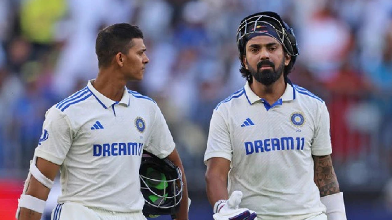 ಅದರಂತೆ ಟೀಮ್ ಇಂಡಿಯಾ ಪರ ಆರಂಭಿಕರಾಗಿ ಯಶಸ್ವಿ ಜೈಸ್ವಾಲ್ ಹಾಗೂ ಕೆಎಲ್ ರಾಹುಲ್ ಕಣಕ್ಕಿಳಿಯಲಿದ್ದಾರೆ. ಇನ್ನು ಮೂರನೇ ಕ್ರಮಾಂಕದಲ್ಲಿ ಸಾಯಿ ಸುದರ್ಶನ್ ಬ್ಯಾಟ್ ಬೀಸಲಿದ್ದಾರೆ. ಹಾಗೆಯೇ ನಾಲ್ಕನೇ ಕ್ರಮಾಂಕದಲ್ಲಿ ನಾಯಕ ಶುಭ್​ಮನ್ ಗಿಲ್ ಕಣಕ್ಕಿಳಿಯಲಿದ್ದಾರೆ.