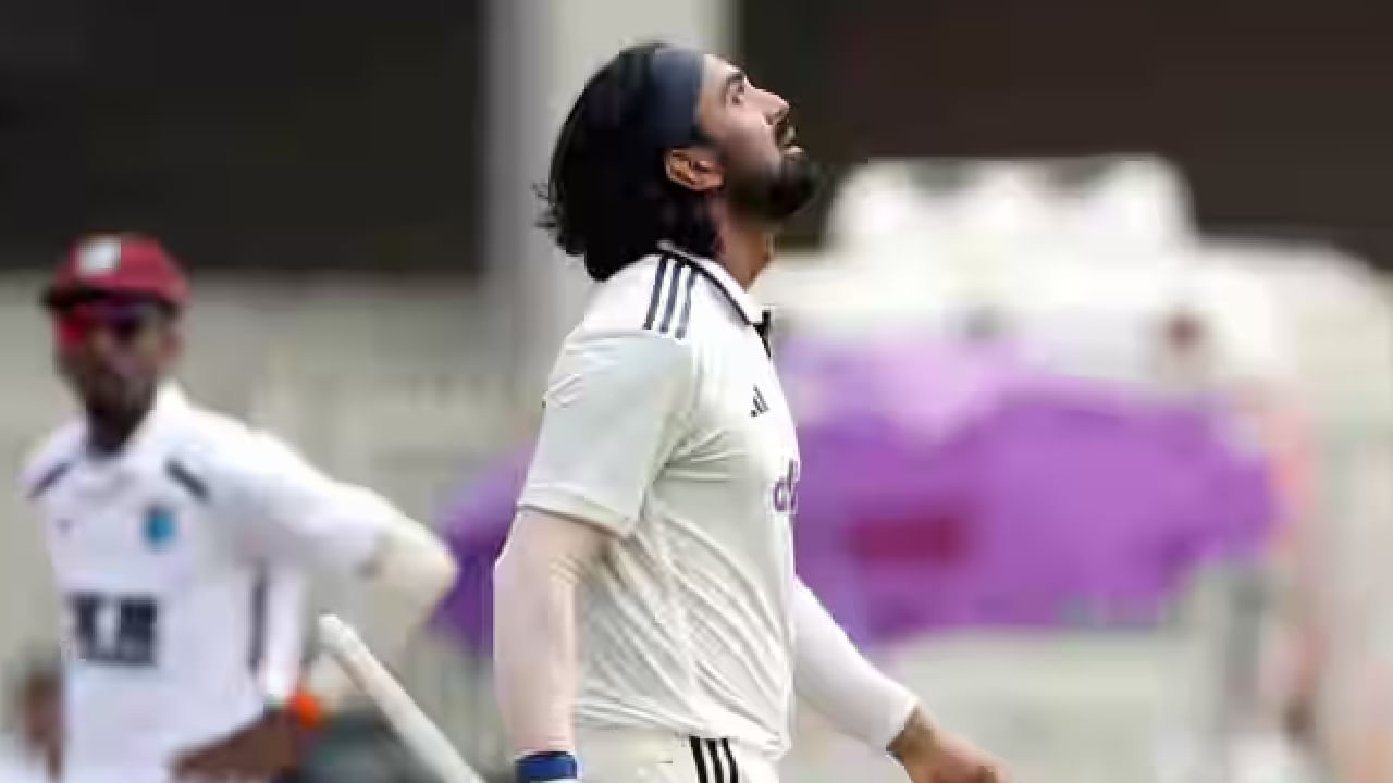 ಇದೀಗ 3211 ದಿನಗಳ ಅಂತರದೊಂದಿಗೆ ಈ ದಾಖಲೆಯನ್ನು ಕೆಲ್ ರಾಹುಲ್ ತಮ್ಮದಾಗಿಸಿಕೊಂಡಿದ್ದಾರೆ. ಈ ಮೂಲಕ 9 ವರ್ಷಗಳ ಬಳಿಕ ತವರಿನಲ್ಲಿನ ಶತಕದ ಬರ ನೀಗಿಸಿದ್ದಾರೆ. ಅಲ್ಲದೆ ಟೀಮ್ ಇಂಡಿಯಾ ಪರ ಆರಂಭಿಕನಾಗಿ ಅತ್ಯಧಿಕ ಟೆಸ್ಟ್ ಶತಕ ಬಾರಿಸಿದ 4ನೇ ಬ್ಯಾಟರ್ ಎಂಬ ಹೆಗ್ಗಳಿಕೆಗೆ ಪಾತ್ರರಾಗಿದ್ದಾರೆ.