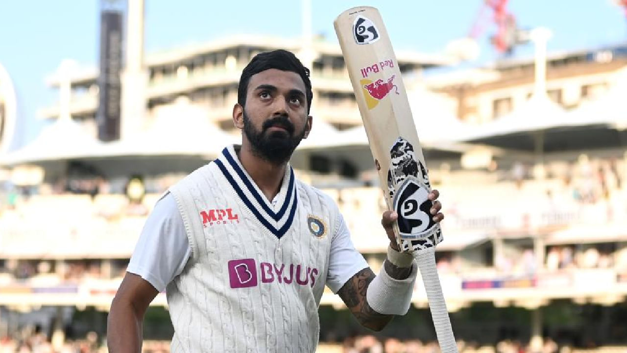 ಈ ಮೂಲಕ ಕೆಎಲ್ ರಾಹುಲ್ 9 ವರ್ಷಗಳ ಟೆಸ್ಟ್ ಶತಕದ ಬರ ನೀಗಿಸಿದ್ದಾರೆ. ಅಂದರೆ ತವರಿನಲ್ಲಿ ಕೆಎಲ್​ಆರ್​​ ಕೊನೆಯ ಟೆಸ್ಟ್ ಶತಕ ಸಿಡಿಸಿದ್ದು 2016 ರಲ್ಲಿ. ಚೆನ್ನೈನಲ್ಲಿ ನಡೆದ ಇಂಗ್ಲೆಂಡ್ ವಿರುದ್ಧದ ಪಂದ್ಯದಲ್ಲಿ 199 ರನ್ ಬಾರಿಸಿದ್ದರು. ಇದಾದ ಬಳಿಕ ಭಾರತದ ಪಿಚ್​ನಲ್ಲಿ ರಾಹುಲ್ ಬ್ಯಾಟ್​ನಿಂದ ಒಂದೇ ಒಂದು ಶತಕ ಮೂಡಿ ಬಂದಿರಲಿಲ್ಲ.
