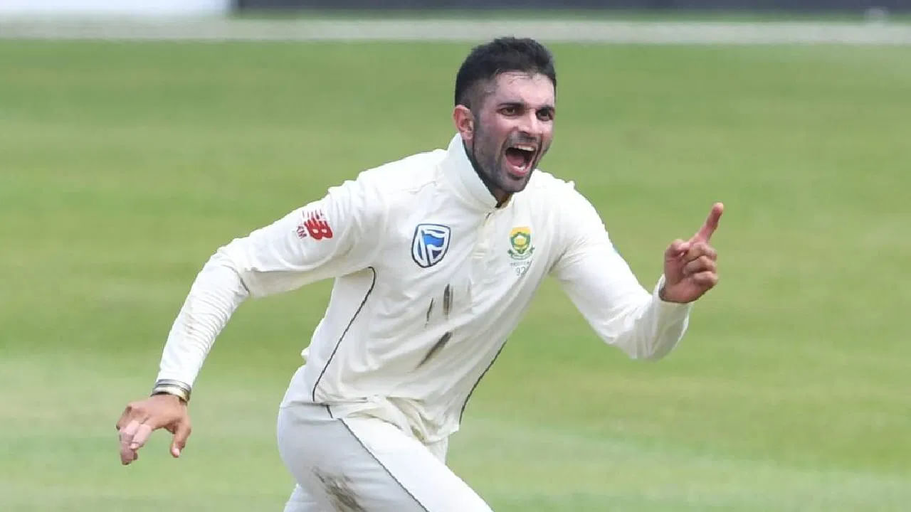 ಅದರಂತೆ ಮೊದಲು ಬ್ಯಾಟ್ ಮಾಡಿದ ಪಾಕ್ ಬ್ಯಾಟರ್ಗಳ ಪಾಲಿಗೆ ಕೇಶವ್ ಮಹಾರಾಜ್ ಕಬ್ಬಿಣದ ಕಡಲೆಯಾಗಿ ಪರಿಣಮಿಸಿದ್ದಾರೆ. ಸೌತ್ ಆಫ್ರಿಕಾದ ಇತರೆ ಬೌಲರ್ಗಳ ವಿರುದ್ಧ ಉತ್ತಮ ಬ್ಯಾಟಿಂಗ್ ಪ್ರದರ್ಶಿಸಿದ್ದ ಪಾಕ್ ಬ್ಯಾಟರ್ಗಳು ಕೇಶವ್ ಮಹಾರಾಜ್ಗೆ ಮಾತ್ರ ವಿಕೆಟ್ ಒಪ್ಪಿಸುತ್ತಾ ಸಾಗಿದ್ದಾರೆ. ಪರಿಣಾಮ ಪಾಕ್ ತಂಡವು ಮೊದಲ ಇನಿಂಗ್ಸ್ನಲ್ಲಿ 333 ರನ್ಗಳಿಗೆ ಆಲೌಟ್ ಆಗಿದೆ.