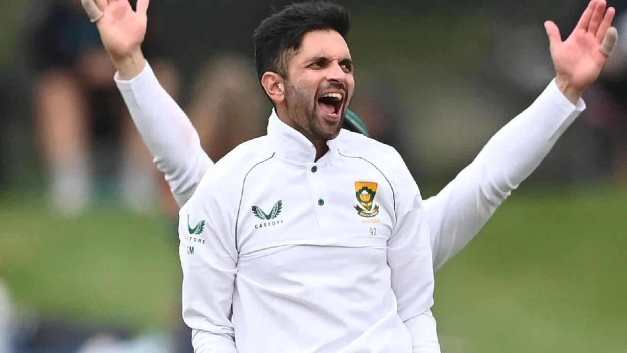 ಸೌತ್ ಆಫ್ರಿಕಾ ಪರ 42.4 ಓವರ್ಗಳನ್ನು ಎಸೆದ ಕೇಶವ್ ಮಹಾರಾಜ್ 102 ರನ್ ನೀಡುವ ಮೂಲಕ 7 ವಿಕೆಟ್ ಕಬಳಿಸಿದ್ದಾರೆ. ಈ ಮೂಲಕ ಪಾಕಿಸ್ತಾನ್ ಪಿಚ್ನಲ್ಲಿ ಏಳು ವಿಕೆಟ್ ಉರುಳಿಸಿದ ಸೌತ್ ಆಫ್ರಿಕಾದ 2ನೇ ಬೌಲರ್ ಎನಿಸಿಕೊಂಡಿದ್ದಾರೆ. ಅಲ್ಲದೆ ಸೌತ್ ಆಫ್ರಿಕಾ ಪರ ಏಷ್ಯಾ ಪಿಚ್ನಲ್ಲಿ ಎರಡು ಬಾರಿ 7 ವಿಕೆಟ್ ಪಡೆದ ಮೊದಲ ಬೌಲರ್ ಎಂಬ ದಾಖಲೆ ನಿರ್ಮಿಸಿದ್ದಾರೆ.