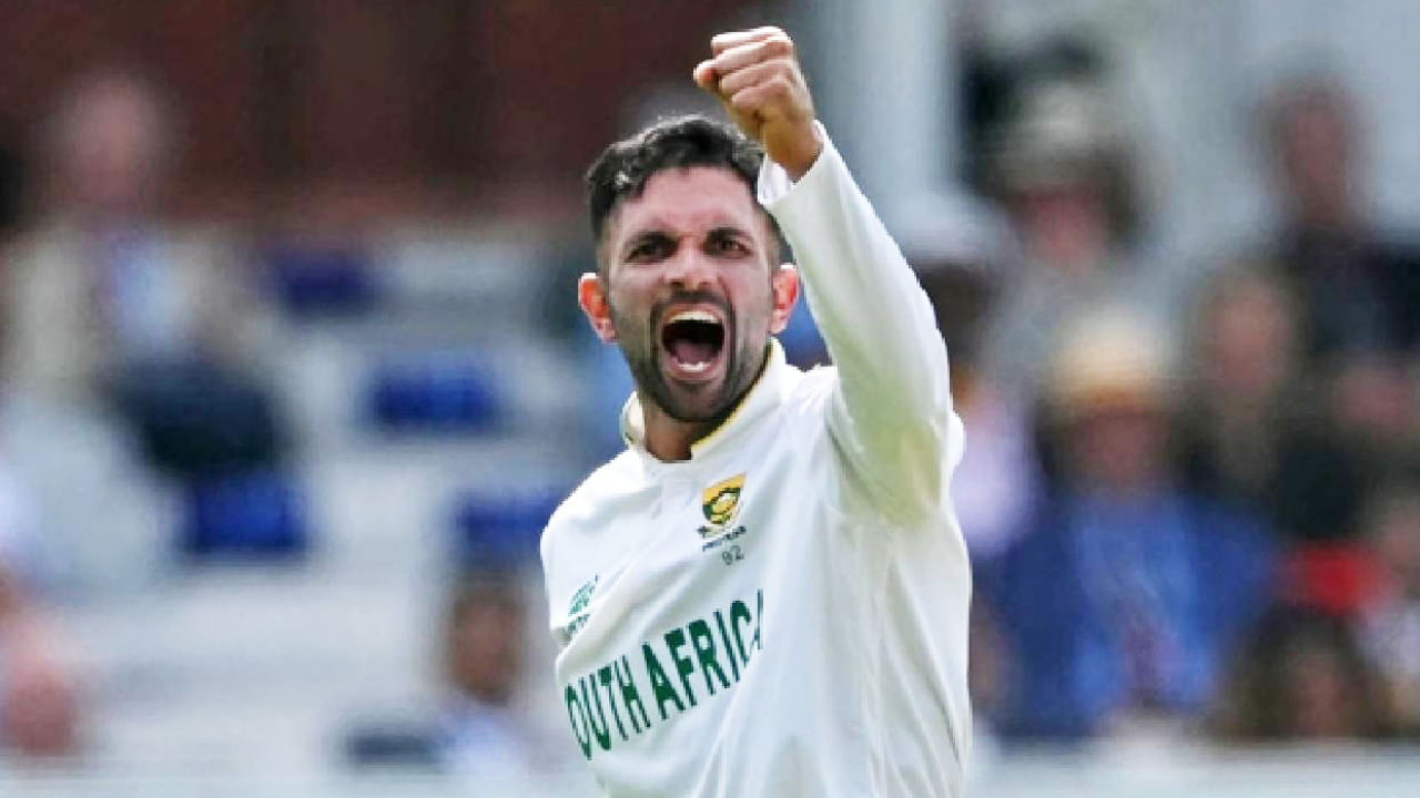 ಪಾಕಿಸ್ತಾನ್ ವಿರುದ್ಧದ 2ನೇ ಟೆಸ್ಟ್ ಪಂದ್ಯದ ಮೊದಲ ಇನಿಂಗ್ಸ್ನಲ್ಲಿ ಸ್ಪಿನ್ ಮೋಡಿ ಮಾಡುವ ಮೂಲಕ ಕೇಶವ್ ಮಹಾರಾಜ್ (Keshav Maharaj ಭರ್ಜರಿ ದಾಖಲೆ ನಿರ್ಮಿಸಿದ್ದಾರೆ. ಅದು ಕೂಡ 7 ವಿಕೆಟ್ಗಳೊಂದಿಗೆ. ರಾವಲ್ಪಿಂಡಿಯಲ್ಲಿ ನಡೆಯುತ್ತಿರುವ ಈ ಪಂದ್ಯದಲ್ಲಿ ಟಾಸ್ ಗೆದ್ದ ಪಾಕ್ ತಂಡದ ನಾಯಕ ಶಾನ್ ಮಸೂದ್ ಬ್ಯಾಟಿಂಗ್ ಆಯ್ದುಕೊಂಡಿದ್ದರು.