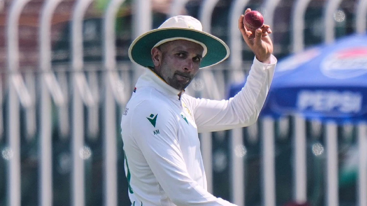 ಅಷ್ಟೇ ಅಲ್ಲದೆ ಪಾಕಿಸ್ತಾನ್ ಪಿಚ್ನಲ್ಲಿ ಅತೀ ಕಡಿಮೆ ರನ್ ನೀಡಿ 7 ವಿಕೆಟ್ ಕಬಳಿಸಿದ ಸೌತ್ ಆಫ್ರಿಕಾ ಬೌಲರ್ ಎಂಬ ಹೆಗ್ಗಳಿಕೆಗೂ ಪಾತ್ರರಾಗಿದ್ದಾರೆ. ಇದಕ್ಕೂ ಮುನ್ನ ಈ ದಾಖಲೆ ಪೌಲ್ ಆ್ಯಡಂಸ್ ಹೆಸರಿನಲ್ಲಿತ್ತು. 2003 ರಲ್ಲಿ ಲಾಹೋರ್ನಲ್ಲಿ ನಡೆದ ಪಾಕ್ ವಿರುದ್ಧದ ಪಂದ್ಯದಲ್ಲಿ ಪೌಲ್ 128 ರನ್ ನೀಡಿ 7 ವಿಕೆಟ್ ಕಬಳಿಸಿದ್ದರು. ಇದೀಗ 102 ರನ್ಗಳಿಗೆ 7 ವಿಕೆಟ್ ಉರುಳಿಸಿ ಕೇಶವ್ ಮಹಾರಾಜ್ ಪಾಕ್ ಪಿಚ್ನಲ್ಲಿ ಹೊಸ ಇತಿಹಾಸ ನಿರ್ಮಿಸಿದ್ದಾರೆ.