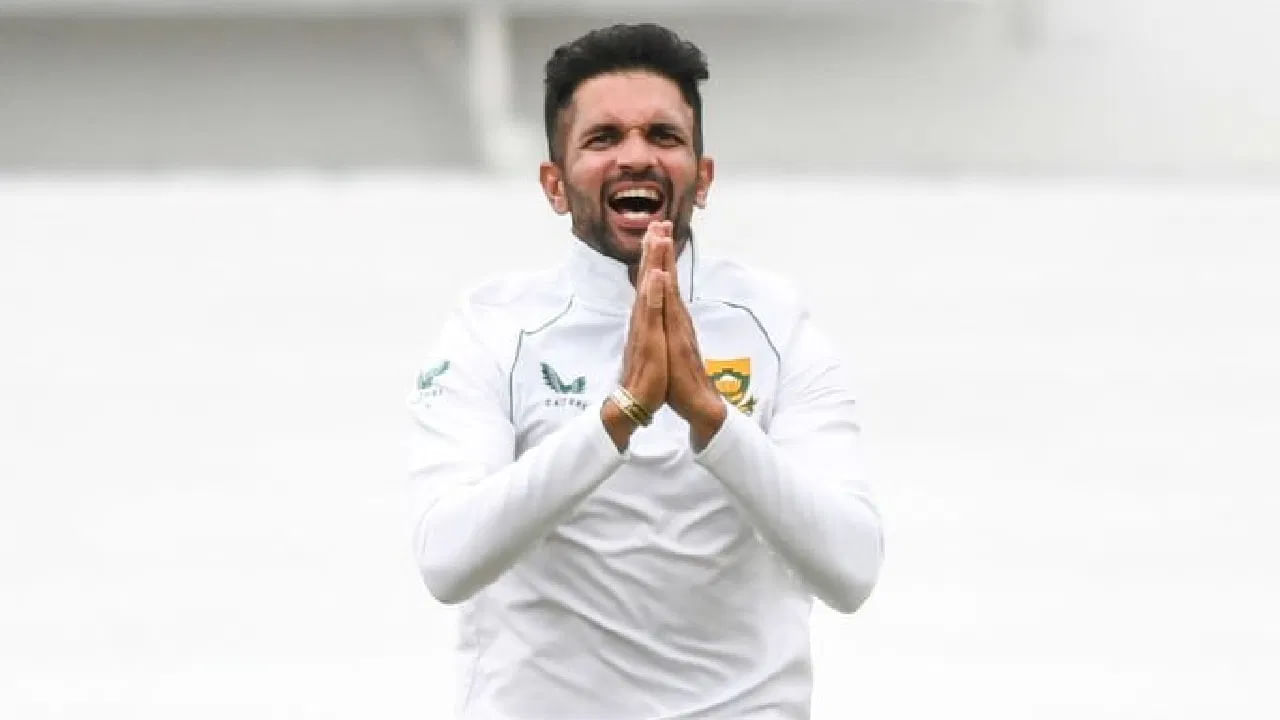 ಇದಕ್ಕೂ ಮುನ್ನ ಕೇಶವ್ ಮಹಾರಾಜ್ ಕೊಲಂಬೊದಲ್ಲಿ ನಡೆದ ಶ್ರೀಲಂಕಾ ವಿರುದ್ಧದ ಟೆಸ್ಟ್ನಲ್ಲಿ 129 ರನ್ ನೀಡಿ 9 ವಿಕೆಟ್ ಕಬಳಿಸಿದ್ದರು. ಇದೀಗ ಪಾಕಿಸ್ತಾನ್ ವಿರುದ್ಧ 102 ರನ್ಗೆ 7 ವಿಕೆಟ್ ಉರುಳಿಸಿ, ಏಷ್ಯಾದಲ್ಲಿ ಎರಡು ಬಾರಿ 7 ವಿಕೆಟ್ ಪಡೆದ ಸೌತ್ ಆಫ್ರಿಕಾದ ಏಕೈಕ ಬೌಲರ್ ಎನಿಸಿಕೊಂಡಿದ್ದಾರೆ.