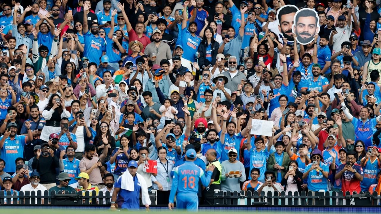 ಸಿಡ್ನಿ ಏಕದಿನ ಪಂದ್ಯದಲ್ಲಿ ಮ್ಯಾಥ್ಯೂ ಶಾರ್ಟ್ ಕ್ಯಾಚ್ ಹಿಡಿಯುವ ಮೂಲಕ ವಿರಾಟ್ ಕೊಹ್ಲಿ ವಿಶ್ವ ದಾಖಲೆಯನ್ನು ಮುರಿದರು. ವಾಷಿಂಗ್ಟನ್ ಸುಂದರ್ ಎಸೆತದಲ್ಲಿ ಶಾರ್ಟ್ ಕ್ಯಾಚ್ ಪಡೆದು ಒಂದು ಎದುರಾಳಿ ತಂಡದ ವಿರುದ್ಧ ಅತಿ ಹೆಚ್ಚು ಕ್ಯಾಚ್ ಪಡೆದ ಆಟಗಾರ ಎಂಬ ಹೆಗ್ಗಳಿಕೆಗೆ ಪಾತ್ರರಾದರು. ಕೊಹ್ಲಿ 78 ಕ್ಯಾಚ್‌ಗಳೊಂದಿಗೆ, ಆಸ್ಟ್ರೇಲಿಯಾದ ಸ್ಟೀವ್ ಸ್ಮಿತ್ ಅವರ ದಾಖಲೆಯನ್ನು ಸಹ ಮುರಿದರು. 