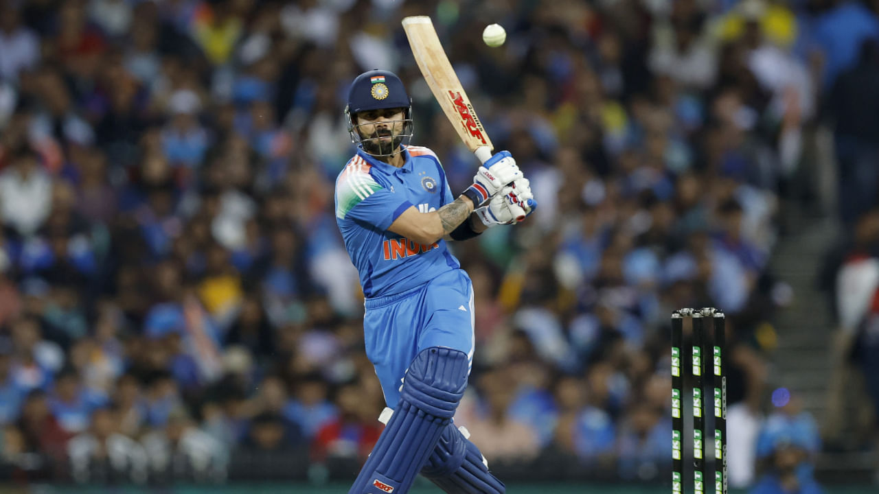 ಆಸ್ಟ್ರೇಲಿಯಾ ಪ್ರವಾಸವನ್ನು ಸತತ 2 ಸೊನ್ನೆಗಳೊಂದಿಗೆ ಆರಂಭಿಸಿದ್ದ ವಿರಾಟ್ ಕೊಹ್ಲಿ, ಸರಣಿಯ ಕೊನೆಯ ಪಂದ್ಯದಲ್ಲಿ ಖಾತೆ ತೆರೆಯುವಲ್ಲಿ ಕೊನೆಗೂ ಯಶಸ್ವಿಯಾದರು. ಮಾತ್ರವಲ್ಲದೆ ಅಜೇಯ ಅರ್ಧಶತಕದ ಇನ್ನಿಂಗ್ಸ್ ಆಡಿ ತಂಡದ ಗೆಲುವಿನಲ್ಲಿ ಪ್ರಮುಖ ಪಾತ್ರವಹಿಸಿದರು. ಈ ಪಂದ್ಯದಲ್ಲಿ 74 ರನ್​ ಬಾರಿಸಿದ ಕೊಹ್ಲಿ ಹಲವು ದಾಖಲೆಗಳನ್ನು ಸೃಷ್ಟಿಸಿದರು.