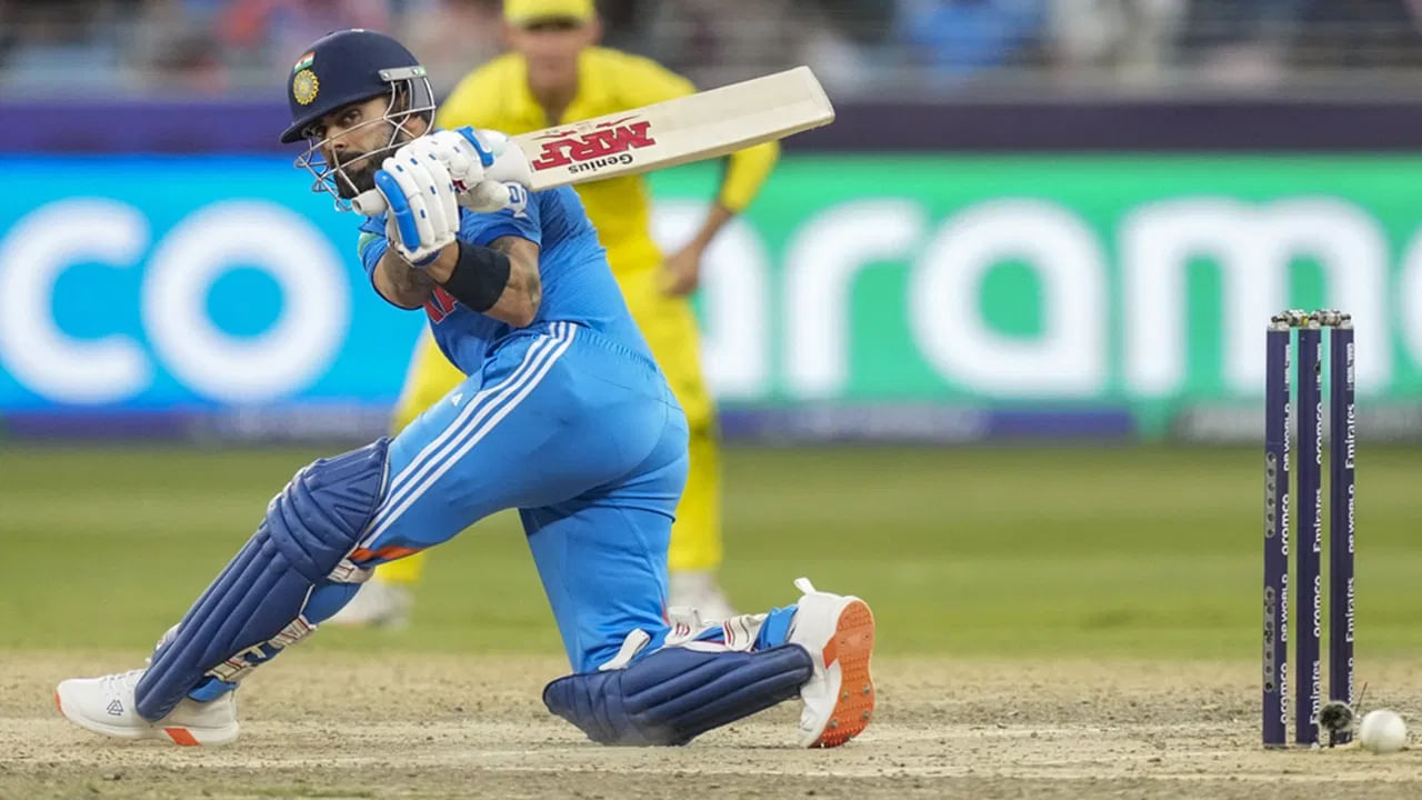 ಮೊದಲಿಗೆ ನಾವು ವಿರಾಟ್ ಕೊಹ್ಲಿ ಅವರ ಪ್ರದರ್ಶನದ ಬಗ್ಗೆ ಮಾತನಾಡಿದರೆ, ಪರ್ತ್ ಮೈದಾನದಲ್ಲಿ ವಿರಾಟ್ ಕೊಹ್ಲಿ ಇದುವರೆಗೆ 60 ಕ್ಕಿಂತ ಹೆಚ್ಚು ಸರಾಸರಿಯಲ್ಲಿ 242 ರನ್ ಗಳಿಸಿದ್ದಾರೆ. ಆದಾಗ್ಯೂ ಏಕದಿನ ಕ್ರಿಕೆಟ್ನಲ್ಲಿ ಇದುವರೆಗೆ 51 ಶತಕಗಳನ್ನು ಬಾರಿಸಿರುವ ಕೊಹ್ಲಿಗೆ ಪರ್ತ್ನಲ್ಲಿ ಶತಕ ಬಾರಿಸಲು ಸಾಧ್ಯವಾಗಿಲ್ಲ.