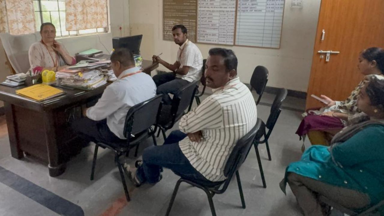 ಅಕ್ರಮ ಮರಳುಗಾರಿಕೆ ಆರೋಪ: ಅಧಿಕಾರಿಗಳು Vs ರಾಯರೆಡ್ಡಿ ವಿಚಾರದಲ್ಲೀಗ ಸಿಎಂ ಕಚೇರಿ ಮಧ್ಯಪ್ರವೇಶ ಅಕ್ರಮ ಮರಳುಗಾರಿಕೆ ಆರೋಪ: ಅಧಿಕಾರಿಗಳು Vs ರಾಯರೆಡ್ಡಿ ವಿಚಾರದಲ್ಲೀಗ ಸಿಎಂ ಕಚೇರಿ ಮಧ್ಯಪ್ರವೇಶ