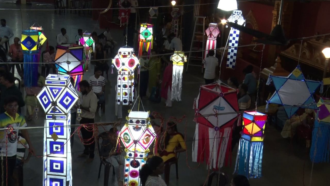 ಎತ್ತ ನೋಡಿರತ್ತ ಕಣ್ಮನ ಸೆಳೆಯುತ್ತಿರುವ ಬಣ್ಣ ಬಣ್ಣದ ಗೂಡು ದೀಪಗಳು. ಬೆಳಕಿನ ಚಿತ್ತಾರದಲ್ಲಿ ತನ್ನ ಸೆಳೆಯುತ್ತಿರುವ ಆಕಾಶಬುಟ್ಟಿಗಳ ಸಾಲು. ಸಾಂಪ್ರದಾಯಿಕ, ಆಧುನಿಕ ಶೈಲಿಯ ಗೂಡು ದೀಪಗಳನ್ನು ಕಣ್ತುಂಬಿಕೊಳ್ಳುತ್ತಿರುವ ಜನರು, ಇದೆಲ್ಲಾ ಕಂಡುಬಂದಿದ್ದು ಮಂಗಳೂರಿನ ಕುದ್ರೋಳಿ ಗೋಕರ್ಣನಾಥೇಶ್ವರ ದೇವಸ್ಥಾನದಲ್ಲಿ.
