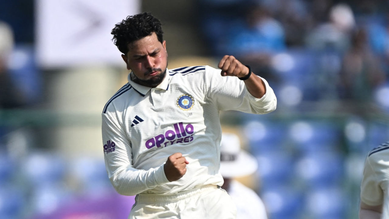 ಎರಡನೇ ಇನ್ನಿಂಗ್ಸ್ನಲ್ಲಿ ಬರೋಬ್ಬರಿ 104 ರನ್ಗಳನ್ನು ಬಿಟ್ಟುಕೊಡುವ ಮೂಲಕ ಕುಲ್ದೀಪ್ ಯಾದವ್ ತಮ್ಮ ಟೆಸ್ಟ್ ವೃತ್ತಿಜೀವನದಲ್ಲಿ ಮೊದಲ ಬಾರಿಗೆ 100 ರನ್ಗಳನ್ನು ಬಿಟ್ಟುಕೊಟ್ಟ ಬೇಡದ ದಾಖಲೆಗೆ ಕೊರಳೊಡ್ಡಿದರು. 2ನೇ ಇನ್ನಿಂಗ್ಸ್ನಲ್ಲಿ ಕುಲ್ದೀಪ್, ವಿಂಡೀಸ್ ನಾಯಕ ರೋಸ್ಟನ್ ಚೇಸ್, ಟೆವಿನ್ ಇಮ್ಲಾಚ್, ಖಾರಿ ಪಿಯರೆ ಅವರ ವಿಕೆಟ್ ಉರುಳಿಸಿದರು.