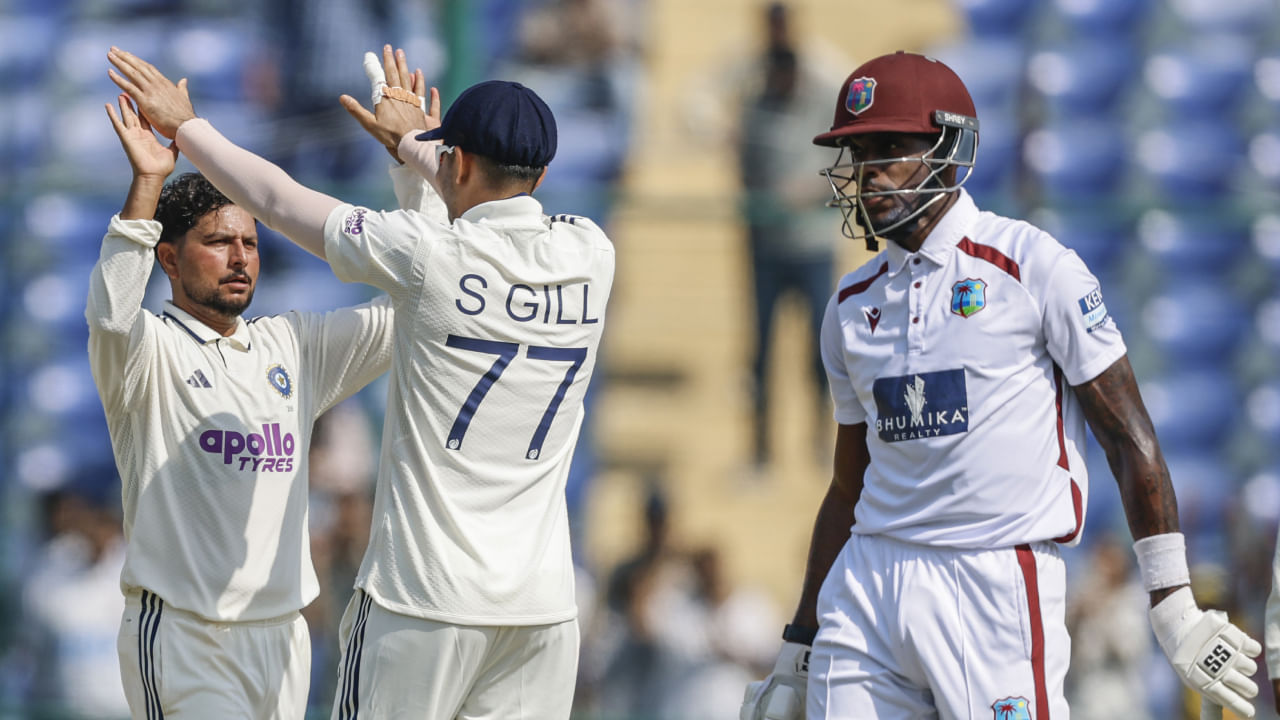 ಈ ಇನ್ನಿಂಗ್ಸ್ನಲ್ಲಿ ಕುಲ್ದೀಪ್ ಯಾದವ್, ಅಲೆಕ್ ಅಥಾನಾಸೆ ಅವರನ್ನು 41 ರನ್ಗಳಿಗೆ ಔಟ್ ಮಾಡಿದರೆ, 36 ರನ್ಗಳಲ್ಲಿ ಬ್ಯಾಟಿಂಗ್ ಮಾಡುತ್ತಿದ್ದ ಶೈ ಹೋಪ್ ಅವರನ್ನು ಸಹ ಔಟ್ ಮಾಡಿದರು. ಇಬ್ಬರು ಆಟಗಾರರು ಉತ್ತಮ ಜೊತೆಯಾಟವನ್ನು ರಚಿಸಿದ್ದರು, ಆದರೆ ಕುಲ್ದೀಪ್ ಅದನ್ನು ಮುರಿಯುವಲ್ಲಿ ಯಶಸ್ವಿಯಾದರು. ನಂತರ ಅವರು ಟೆವಿನ್ ಇಮ್ಲಾಚ್, ಜಸ್ಟಿನ್ ಗ್ರೀವ್ಸ್ ಮತ್ತು ಜೇಡನ್ ಸೀಲ್ಸ್ ಅವರನ್ನು ಔಟ್ ಮಾಡಿದರು.