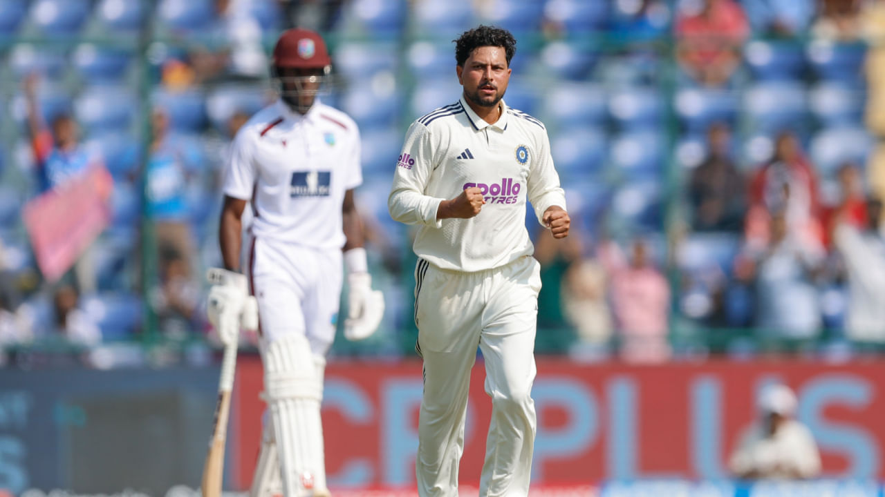 ಟೆಸ್ಟ್ ಕ್ರಿಕೆಟ್ನಲ್ಲಿ ಐದು ಬಾರಿ ಐದು ವಿಕೆಟ್ ಗೊಂಚಲು ಪಡೆದ ವಿಶ್ವದ ಎರಡನೇ ಎಡಗೈ ಮಣಿಕಟ್ಟಿನ ಸ್ಪಿನ್ನರ್ ಕುಲ್ದೀಪ್ ಯಾದವ್. ಈ ಸಾಧನೆ ಮಾಡಿದ ಮತ್ತೊಬ್ಬ ಎಡಗೈ ಸ್ಪಿನ್ನರ್ ಎಂದರೆ ದಂತಕಥೆ ಜಾನಿ ವಾರ್ಡ್ಲೆ. ಆದಾಗ್ಯೂ, ಜಾನಿ ವಾರ್ಡ್ಲೆ 28 ಟೆಸ್ಟ್ ಪಂದ್ಯಗಳಲ್ಲಿ ಈ ಸಾಧನೆ ಮಾಡಿದರೆ, ಕುಲ್ದೀಪ್ ಕೇವಲ 15 ಪಂದ್ಯಗಳಲ್ಲಿ ಈ ಸಾಧನೆ ಮಾಡಿದ್ದಾರೆ.