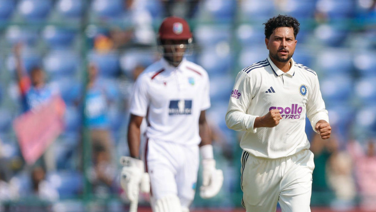 ಇನ್ನು ಭಾರತದ ಪರ ಮೊದಲ ಇನ್ನಿಂಗ್ಸ್ನಲ್ಲಿ 5 ವಿಕೆಟ್ ಪಡೆದು ಮಿಂಚಿದ್ದ ಕುಲ್ದೀಪ್ ಯಾದವ್, ಎರಡನೇ ಇನ್ನಿಂಗ್ಸ್ನಲ್ಲಿ 3 ವಿಕೆಟ್ ಕಬಳಿಸಿದರು. ಆದಾಗ್ಯೂ ಬೇಡದ ದಾಖಲೆಯೊಂದನ್ನು ತಮ್ಮ ಖಾತೆಗೆ ಹಾಕಿಕೊಂಡರು. ಮೊದಲ ಇನ್ನಿಂಗ್ಸ್ನಲ್ಲಿ 82 ರನ್ಗಳಿಗೆ 5 ವಿಕೆಟ್ಗಳನ್ನು ಉರುಳಿಸಿದ್ದ ಕುಲ್ದೀಪ್ ಎರಡನೇ ಇನ್ನಿಂಗ್ಸ್ನಲ್ಲಿ 104 ರನ್ ಬಿಟ್ಟುಕೊಟ್ಟು 3 ವಿಕೆಟ್ ಪಡೆದರು.