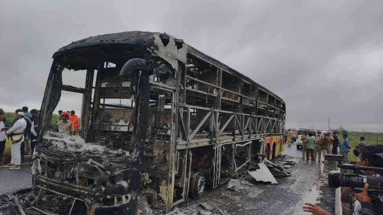 ಆಂಧ್ರ ಪ್ರದೇಶದ ಖಾಸಗಿ ಬಸ್ ದುರಂತ ಬೆಳ್ಳಂ ಬೆಳಗ್ಗೆ ಆಘಾತವನ್ನುಂಟು ಮಾಡಿದೆ. ಸುಮಾರು 20ಕ್ಕೂ ಅಧಿಕ ಪ್ರಯಾಣಿಕರು ಸಜೀವ ದಹನವಾಗಿರೋದು ತಿಳಿದು ಬಂದಿದೆ. ಇಂದು ಬೆಳಗಿನ ಜಾವ ಸುಮಾರು 3.30ರ ಆಸುಪಾಸಿನಲ್ಲಿ ದುರಂತ ಸಂಭವಿಸಿದೆ. ವೇಮುರಿ ಕಾವೇರಿ ಟ್ರಾವೆಲ್ಸ್‌ನ DD01N 9490 ಸಂಖ್ಯೆಯ ಬಸ್‌ ಹೈದರಾಬಾದ್‌ನಿಂದ ಬೆಂಗಳೂರಿನತ್ತ ಪ್ರಯಾಣ ಬೆಳೆಸಿತ್ತು.