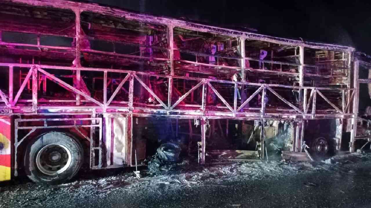 ಆಂಧ್ರಪ್ರದೇಶದ ಸಾರಿಗೆ ಸಚಿವ ರಾಮಪ್ರಸಾದ್ ರೆಡ್ಡಿ ಕೂಡ ಸುದ್ದಿಗೋಷ್ಠಿಯಲ್ಲಿ ಮಾತನಾಡಿದ್ದು, ಈ ಅಪಘಾತವು ಬೆಳಗಿನ ಜಾವ 3ರಿಂದ 3.15ರ ನಡುವೆ ಸಂಭವಿಸಿದೆ. ಬೈಕ್ ಅನ್ನು ಬಸ್ 15ರಿಂದ 20 ಮೀಟರ್‌ಗಳಷ್ಟು ದೂರಕ್ಕೆ ಎಳೆದೊಯ್ದಿದೆ. ಇದು ಕಿಡಿ ಹೊತ್ತಿಕೊಳ್ಳಲು ಕಾರಣವಾಯಿತು. ಈ ಅಪಘಾತಕ್ಕೆ ಪ್ರಾಥಮಿಕವಾಗಿ ಬೆಂಕಿ ಕಿಡಿಯೇ ಕಾರಣ. 2 ಮಕ್ಕಳು ಸೇರಿದಂತೆ ಒಟ್ಟು 20 ಜನರು ಸಾವನ್ನಪ್ಪಿದ್ದಾರೆ. ಪ್ರಯಾಣಿಕರಲ್ಲಿ 39 ವಯಸ್ಕರು, 4 ಮಕ್ಕಳು ಮತ್ತು ಇಬ್ಬರು ಚಾಲಕರು ಬಸ್ ನಲ್ಲಿದ್ದರು. 27 ಜನರು ಅಪಘಾತದಿಂದ ಸುರಕ್ಷಿತವಾಗಿ ಪಾರಾಗಿದ್ದಾರೆ. 27 ಜನರ ಪೈಕಿ 9 ಜನರು ಗಾಯಗೊಂಡಿದ್ದಾರೆ. ಮೃತರಲ್ಲಿ 6 ಮಂದಿ ಆಂಧ್ರಪ್ರದೇಶದವರು. 6 ಮಂದಿ ತೆಲಂಗಾಣದವರು ಮತ್ತು ಇನ್ನೂ ಕೆಲವರು ಇತರ ರಾಜ್ಯಗಳವರಿದ್ದಾರೆ‌‌.