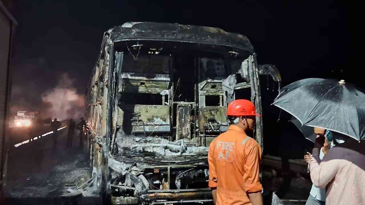 ತುರ್ತು ಕಿಟಕಿ ಬಳಿಯಲ್ಲಿದ್ದ ಪ್ರಯಾಣಿಕರು ಜೀವ ಉಳಿಸಿಕೊಂಡಿದ್ದಾರೆ. ಬಸ್‌ ಹಿಂಭಾಗದ ಸೀಟುಗಳಲ್ಲಿದ್ದ ಪ್ರಯಾಣಿಕರು ಹೊರ ಬರಲಾಗದೇ ಬೆಂಕಿಯ ಕೆನ್ನಾಲಿಗೆಯಲ್ಲಿ ಸಿಲುಕಿ ಕಿರುಚುತ್ತಾ ಪ್ರಾಣ ಕಳೆದುಕೊಂಡಿದ್ದಾರೆ ಎಂದು ವರದಿಯಾಗಿದೆ. ಬಸ್ ನಿಲ್ಲಿಸುತ್ತಿದ್ದಂತೆ ಚಾಲಕರಿಬ್ಬರು ಎಲ್ಲಾ ಪ್ರಯಾಣಿಕರನ್ನು ಎಚ್ಚರಗೊಳಿಸಿದ್ರೆ ಇಷ್ಟು ದೊಡ್ಡಮಟ್ಟದ ಪ್ರಾಣಹಾನಿ ಸಂಭವಿಸುತ್ತಿರಲಿಲ್ಲ.