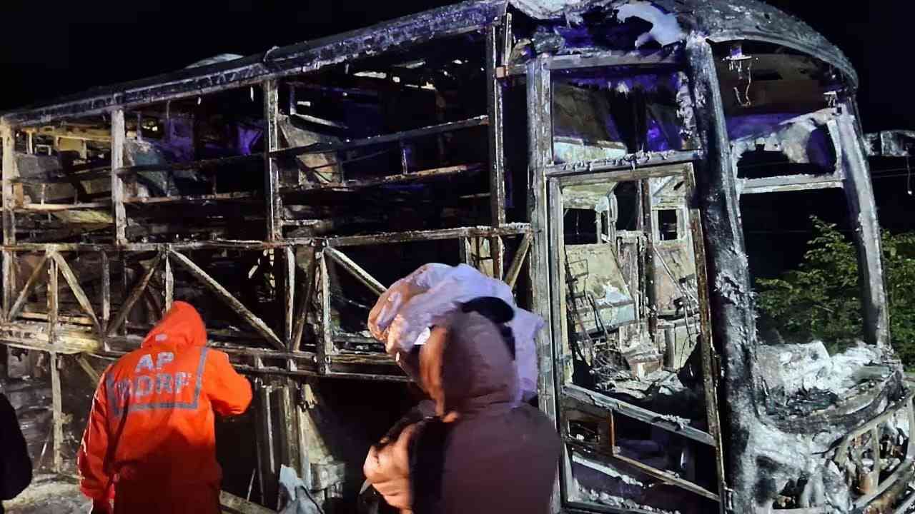 ಮುಂಭಾಗ ಬೈಕ್ ಡಿಕ್ಕಿಯಾಗುತ್ತಿದ್ದಂತೆ ಚಾಲಕ ಬ್ರೇಕ್ ಹಾಕಿ ಬಸ್‌ನ್ನು ಹೆದ್ದಾರಿ ಪಕ್ಕ ನಿಲ್ಲಿಸಿದ್ದಾನೆ. ನಿದ್ದೆಯಲ್ಲಿದ್ದ ಸಹ ಚಾಲಕನನ್ನು ಎಚ್ಚರಗೊಳಿಸಿದ್ದಾನೆ. ಆರಂಭದಲ್ಲಿ ಸಣ್ಣ ಬೆಂಕಿ ಎಂದು ತಿಳಿದು ತಾವೇ ನಂದಿಸಲು ಪ್ರಯತ್ನಿಸಿದ್ದಾರೆ. ಬೆಂಕಿ ತೀವ್ರತೆ ಹೆಚ್ಚಾಗುತ್ತಿದ್ದಂತೆ ನಿದ್ದೆಯಲ್ಲಿದ್ದ ಪ್ರಯಾಣಿಕರನ್ನು ಎಚ್ಚರಗೊಳಿಸಲು ಪ್ರಯತ್ನಿಸಿದ್ದಾರೆ. ಈ ವೇಳೆಗಾಗಲೇ ಚಾಲಕನ ಸೀಟ್‌ವರೆಗೂ ಬೆಂಕಿ ಆವರಿಸಿಕೊಂಡಿತ್ತು.