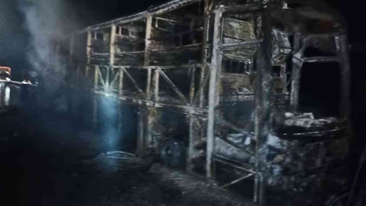 ಕರ್ನೂಲು ಮಂಡಲದ ಚಿನ್ನಟೆಕೋರಿನ ಬಳಿ ಬಸ್ ಮಾರ್ಗದಲ್ಲಿಯೇ ಬೈಕ್ ಹೋಗುತ್ತಿತ್ತು. ಈ ವೇಳೆ ನಿಯಂತ್ರಣ ಕಳೆದುಕೊಂಡ ಸವಾರ ಬೈಕ್ ಸಮೇತ ಬಸ್‌ನ ಮುಂಭಾಗದ ಚಕ್ರದಡಿ ಸಿಲುಕಿದ್ದಾನೆ. ಇನ್ನು ವೇಗದಲ್ಲಿ ಬಸ್​ ಬೈಕ್​ ಅನ್ನು 300 ಮೀಟರ್​​ ದೂರ ಎಳೆದುಕೊಂಡು ಹೋಗಿದ್ದು, ಈ ವೇಳೆ ಉಂಟಾದ ಸಣ್ಣ ಕಿಡಿ ಕ್ಷಣಮಾರ್ಧದಲ್ಲೇ ಇಡೀ ಬಸ್​ ಗೆ ಬೆಂಕಿ ಹತ್ತಿಕೊಂಡಿದೆ ಎಂದು ಕರ್ನೂಲ್ ಎಸ್‌ಪಿ ಮಾಹಿತಿ ನೀಡಿದ್ದಾರೆ.