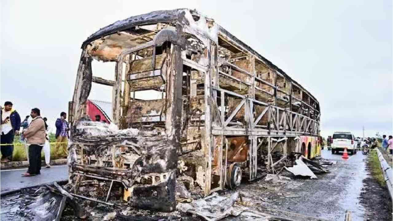 ಅವಘಡಕ್ಕೆ ತುತ್ತಾದ ಬಸ್​​ನಲ್ಲಿ ಪ್ರಯಾಣಿಸುತ್ತಿದ್ದವರ ಅಧಿಕೃತ ಮಾಹಿತಿ ಲಭ್ಯವಾಗಿದೆ. ಒಟ್ಟು ಪ್ರಯಾಣಿಕರ ಸಂಖ್ಯೆ 46. ಅವರಲ್ಲಿ 39 ಜನ ಹಿರಿಯ ಪ್ರಯಾಣಿಕರು, 4 ಜನ ಮಕ್ಕಳು, 2 ಚಾಲಕರು‌ ಸೇರಿ 45 ಜನರು ಬಸ್​​ನಲ್ಲಿದ್ದರು. ಆದರೆ, ಮಾರ್ಗ ಮಧ್ಯೆ ಓರ್ವ ಅಪರಿಚಿತ ಪ್ರಯಾಣಿಕ ಬಸ್ ಹತ್ತಿಕೊಂಡಿದ್ದ. ಹೀಗಾಗಿ, ಬಸ್​​ನಲ್ಲಿದ್ದ 45 ಜನರ ಗುರುತು ಪತ್ತೆಯಾಗಿದೆ. ಆದರೆ, ಉಳಿದ ಓರ್ವನ ಮಾಹಿತಿ ಸಿಕ್ಕಿಲ್ಲ. ಈ ಪೈಕಿ 18 ಹಿರಿಯ ಪ್ರಯಾಣಿಕರು, 2 ಮಕ್ಕಳು ಸೇರಿ 20 ಜನ ಸಾವನ್ನಪ್ಪಿದ್ದಾರೆ.