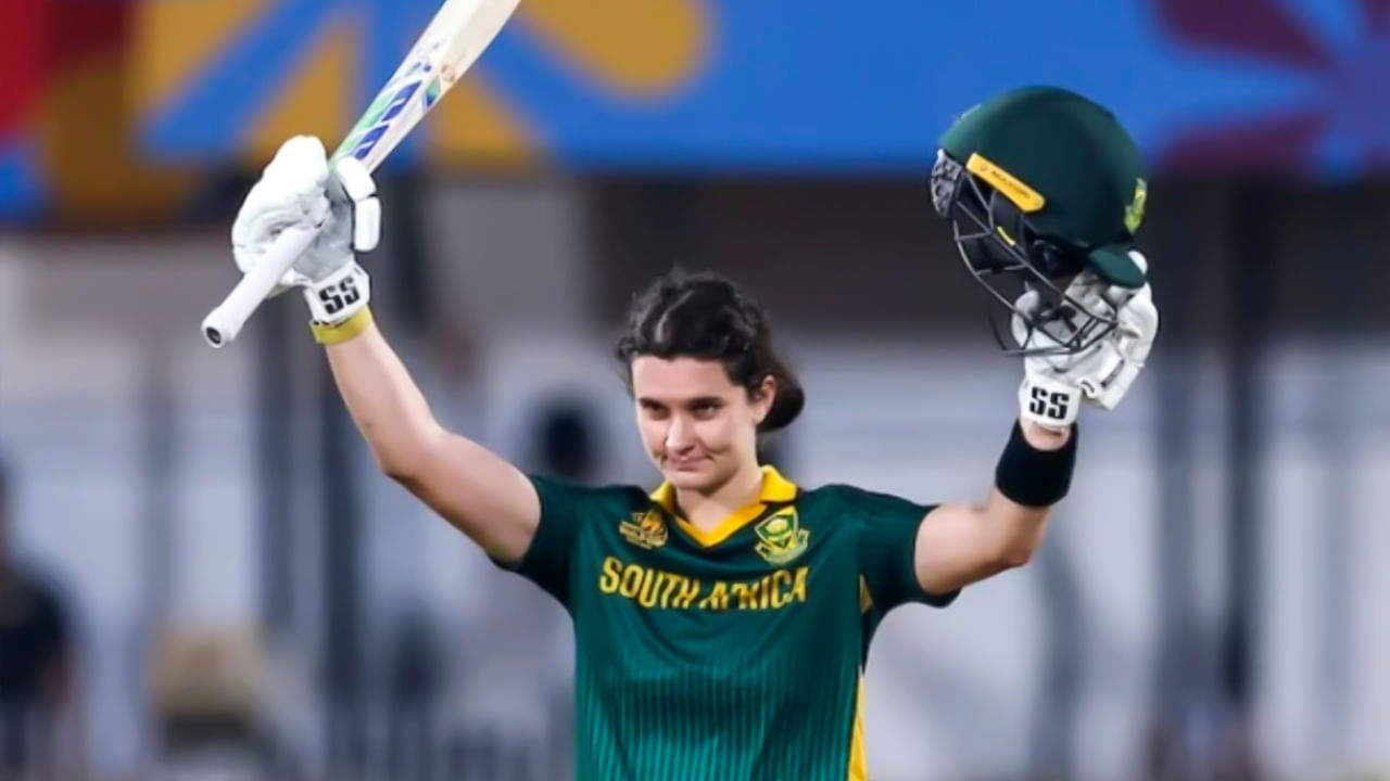 ಹಾಗೆಯೇ ಲಾರಾ ವೋಲ್ವಾರ್ಡ್ ತಮ್ಮ ಏಕದಿನ ವೃತ್ತಿಜೀವನದಲ್ಲಿ 5,000 ರನ್ಗಳನ್ನು ಪೂರೈಸುವ ಮೂಲಕ . ಮಹಿಳಾ ಏಕದಿನ ಕ್ರಿಕೆಟ್ ಇತಿಹಾಸದಲ್ಲಿ 5,000 ರನ್ ಗಳಿಸಿದ ಆರನೇ ಬ್ಯಾಟರ್ ಎಂಬ ಹೆಗ್ಗಳಿಕೆಗೆ ಪಾತ್ರರಾದರು. ಜೊತೆಗೆ ಈ ಮೈಲಿಗಲ್ಲು ತಲುಪಿದ ದಕ್ಷಿಣ ಆಫ್ರಿಕಾದ ಮೊದಲ ಆಟಗಾರ್ತಿ ಎನಿಸಿಕೊಂಡರು. ಇದಲ್ಲದೆ, ಮಹಿಳಾ ಏಕದಿನ ವಿಶ್ವಕಪ್ನ ಒಂದೇ ಆವೃತ್ತಿಯಲ್ಲಿ 450 ರನ್ ಗಳಿಸಿದ ಮೊದಲ ನಾಯಕಿ ಎಂಬ ದಾಖಲೆಯನ್ನು ಬರೆದರು.