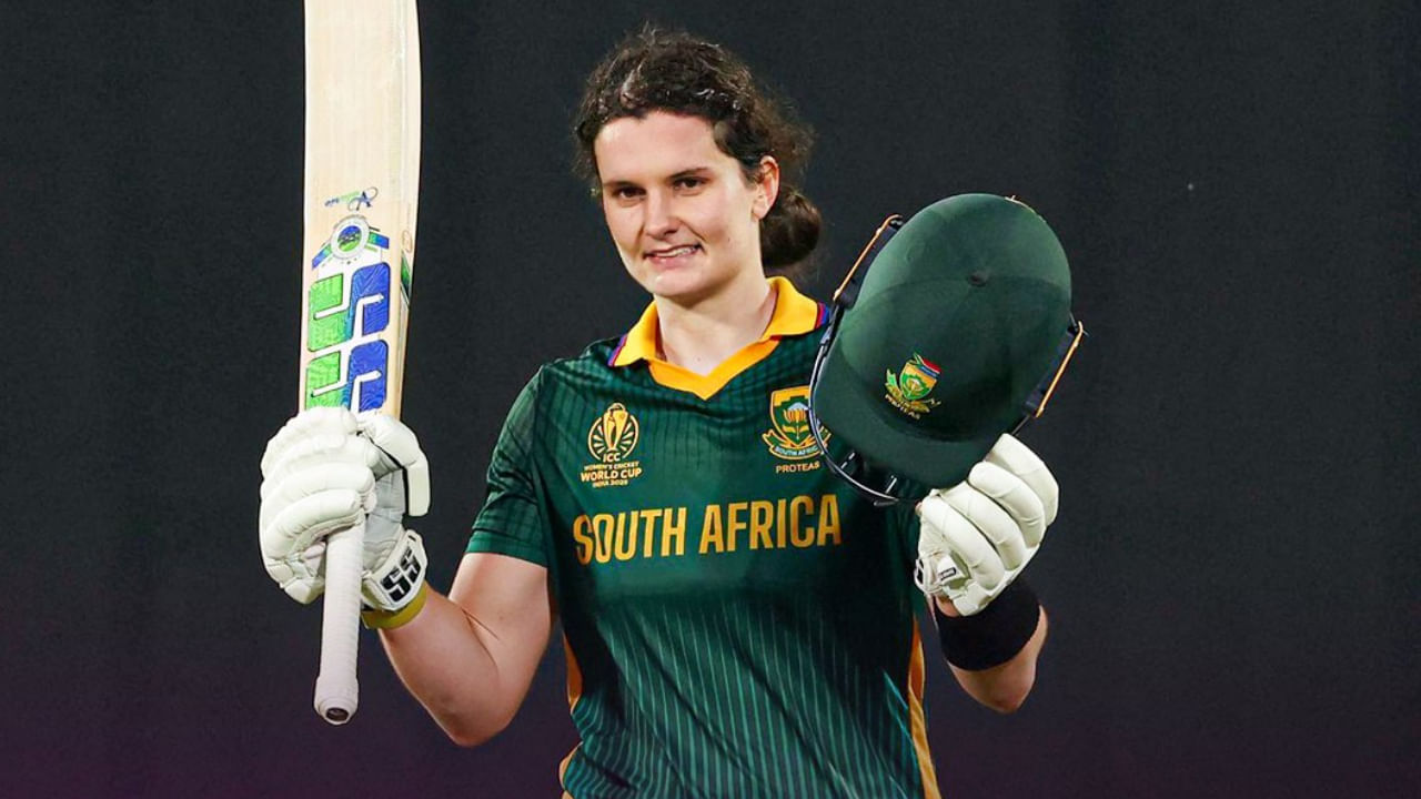 ಈ ಪಂದ್ಯದ ಆರಂಭದಿಂದಲೂ ಉತ್ತಮ ಫಾರ್ಮ್ನಲ್ಲಿ ಕಾಣಿಸಿಕೊಂಡ ಲಾರಾ ವೋಲ್ವಾರ್ಡ್, ಬಹುತೇಕ ಎಲ್ಲಾ ಬೌಲರ್ಗಳ ವಿರುದ್ಧ ರನ್ ಗಳಿಸಿದರು ಮತ್ತು 115 ಎಸೆತಗಳಲ್ಲಿ ತಮ್ಮ ಶತಕವನ್ನು ಪೂರೈಸಿದರು. ಇದು ಅವರ ಏಕದಿನ ವೃತ್ತಿಜೀವನದ 10 ನೇ ಶತಕವಾಗಿದ್ದು, ಮಹಿಳಾ ವಿಶ್ವಕಪ್ ಇತಿಹಾಸದಲ್ಲಿ ಅವರ ಮೊದಲ ಶತಕವಾಗಿದೆ.