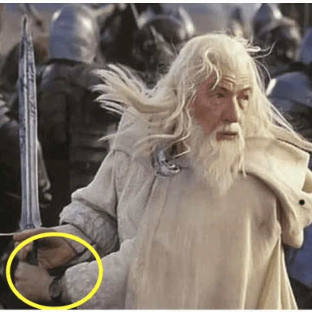 ಲಾರ್ಡ್ ಆಫ್ ದಿ ರಿಂಗ್ಸ್ ಸಿನಿಮಾನಲ್ಲಿ ಗೆಂಡಾಲ್ಫ್ ಪಾತ್ರ ಸಿನಿಮಾದ ಪ್ರಮುಖ ಪಾತ್ರಗಳಲ್ಲಿ ಒಂದು. ಯುದ್ಧದ ದೃಶ್ಯವೊಂದರಲ್ಲಿ ಗಾಂಡಾಲ್ಫ್ ಕೈಯಿಗೆ ಆಧುನಿಕ ವಾಚ್ ಒಂದನ್ನು ಕಟ್ಟಿಕೊಂಡಿರುವುದನ್ನು ಅಭಿಮಾನಿಗಳು ಹುಡುಕಿ ತೋರಿಸಿದ್ದರು.