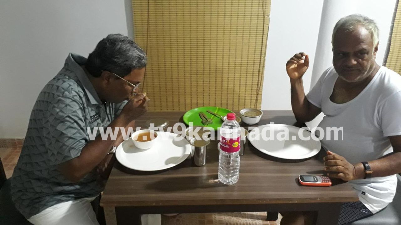 Mariswamy And Siddaramaiah In Mysuru Home