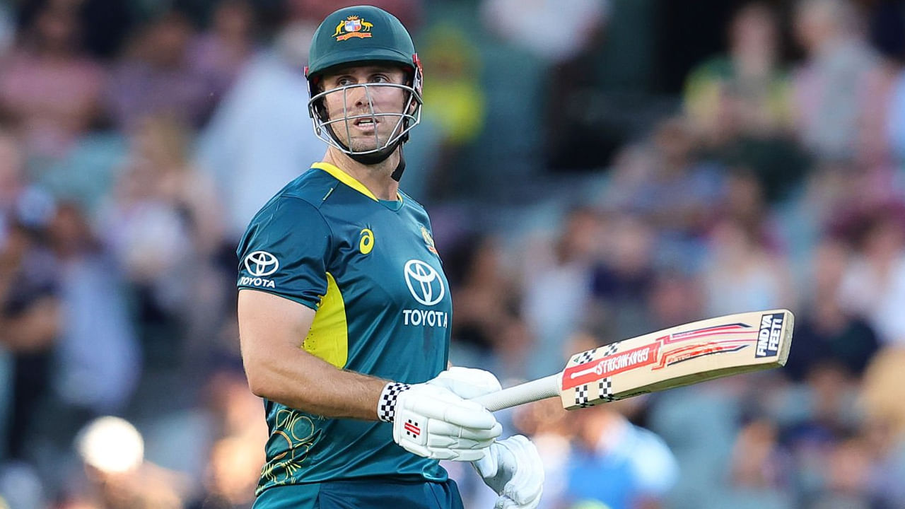 ಇದಾಗ್ಯೂ ಒಂದೆಡೆ ಏಕಾಂಗಿ ಹೋರಾಟ ಮುಂದುವರೆಸಿದ ಮಾರ್ಷ್ ಕಿವೀಸ್ ಬೌಲರ್ಗಳನ್ನು ಬೆಂಡೆತ್ತಿ 50 ಎಸೆತಗಳಲ್ಲಿ ಶತಕ ಪೂರೈಸಿದ್ದರು. ಅಲ್ಲದೆ 52 ಎಸೆತಗಳಲ್ಲಿ 7 ಭರ್ಜರಿ ಸಿಕ್ಸ್ ಹಾಗೂ 8 ಫೋರ್ಗಳೊಂದಿಗೆ ಅಜೇಯ 103 ರನ್ ಬಾರಿಸುವ ಮೂಲಕ ಆಸ್ಟ್ರೇಲಿಯಾ ತಂಡಕ್ಕೆ 3 ವಿಕೆಟ್ಗಳ ರೋಚಕ ಗೆಲುವು ತಂದುಕೊಟ್ಟರು.