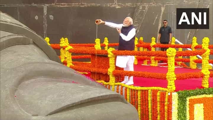 Sardar Patel Birth Anniversary: ಸರ್ದಾರ್ ಪಟೇಲರ ಜಯಂತಿ, ಏಕತಾ ಪ್ರತಿಮೆ ಬಳಿ ಪ್ರಧಾನಿ ಮೋದಿ ಪುಷ್ಪ ನಮನ Sardar Patel Birth Anniversary: ಸರ್ದಾರ್ ಪಟೇಲರ ಜಯಂತಿ, ಏಕತಾ ಪ್ರತಿಮೆ ಬಳಿ ಪ್ರಧಾನಿ ಮೋದಿ ಪುಷ್ಪ ನಮನ